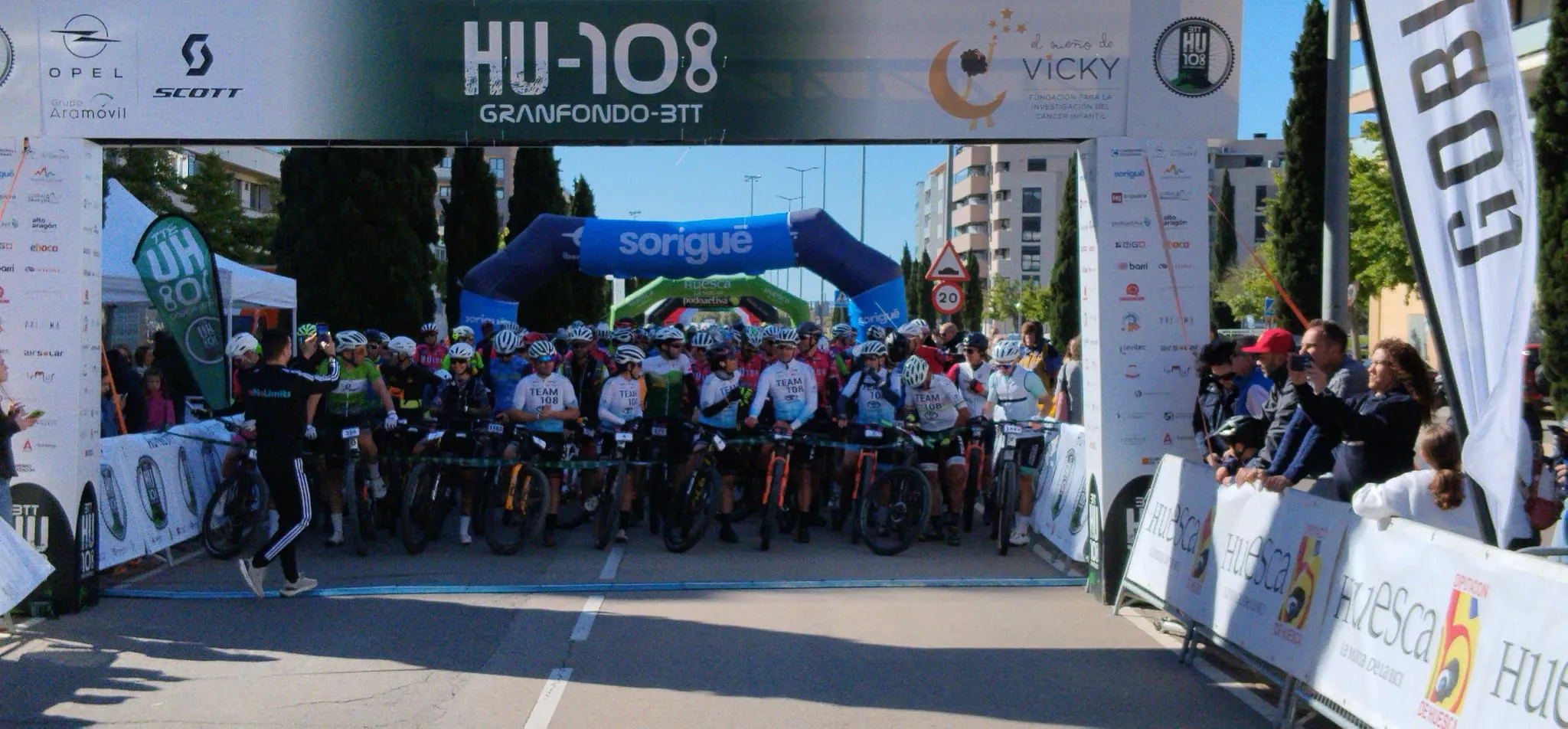 Salida de la HU108BTT desde la Avenida Monegros de Huesca