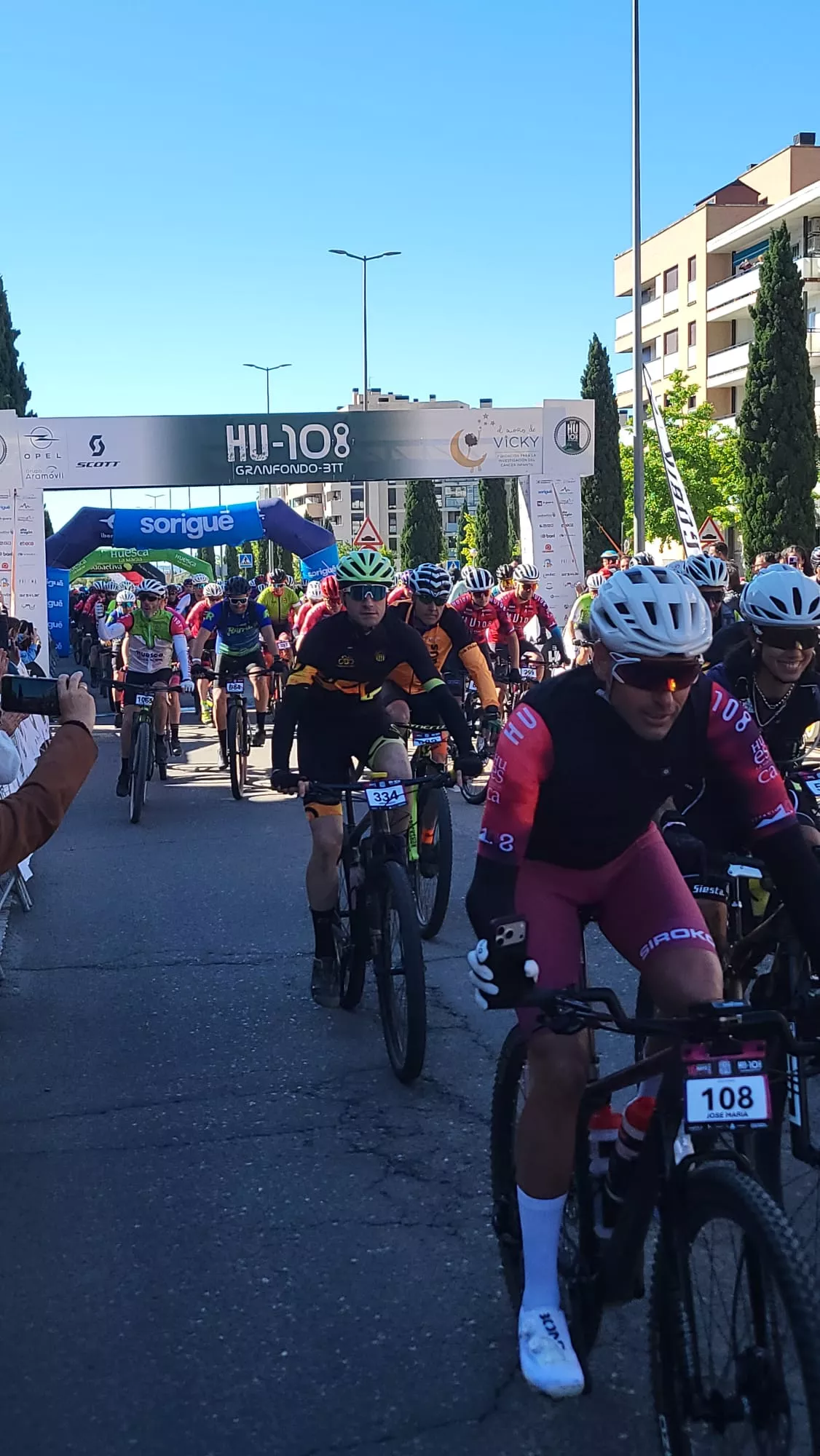 Salida de la HU108BTT desde la Avenida Monegros de Huesca