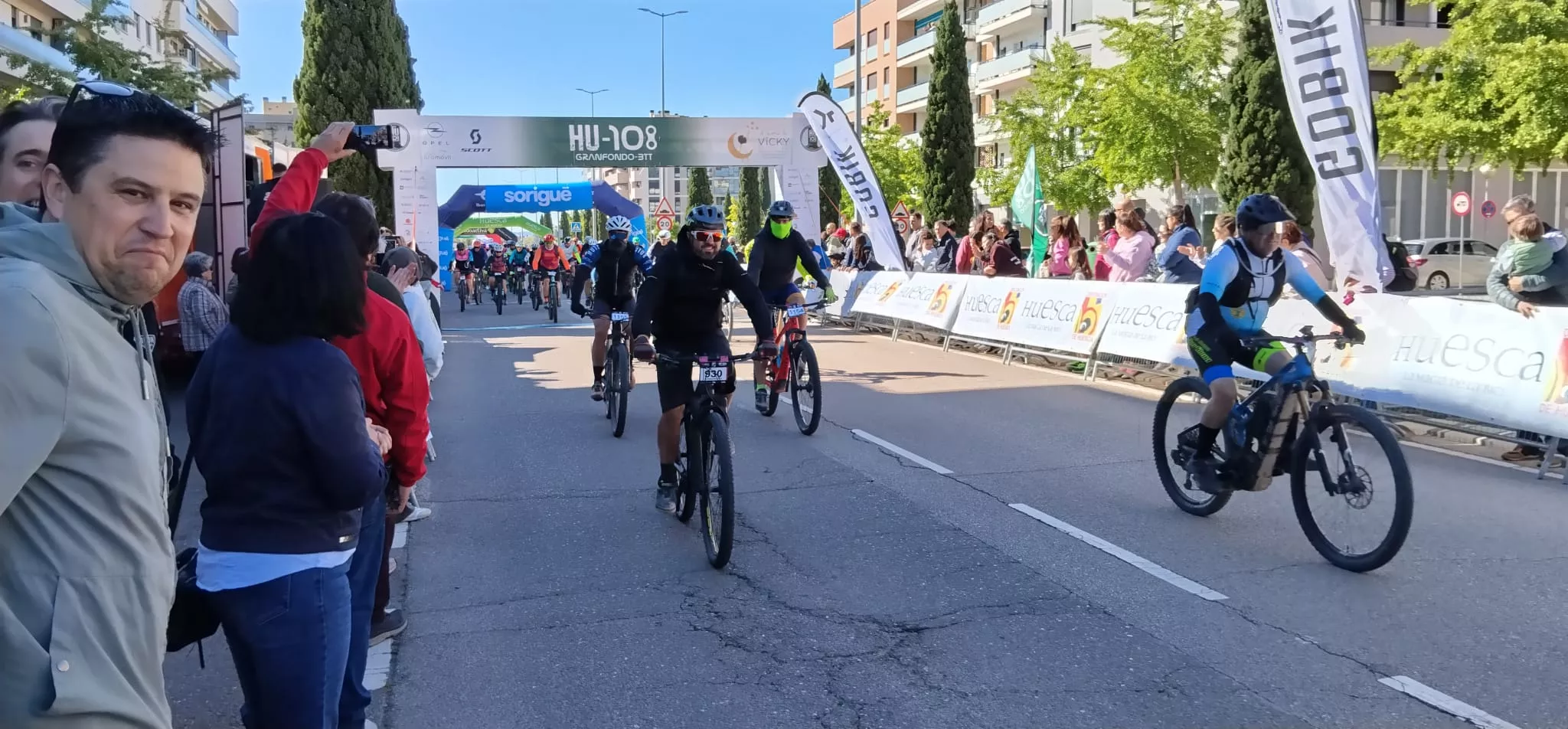 Salida de la HU108BTT desde la Avenida Monegros de Huesca
