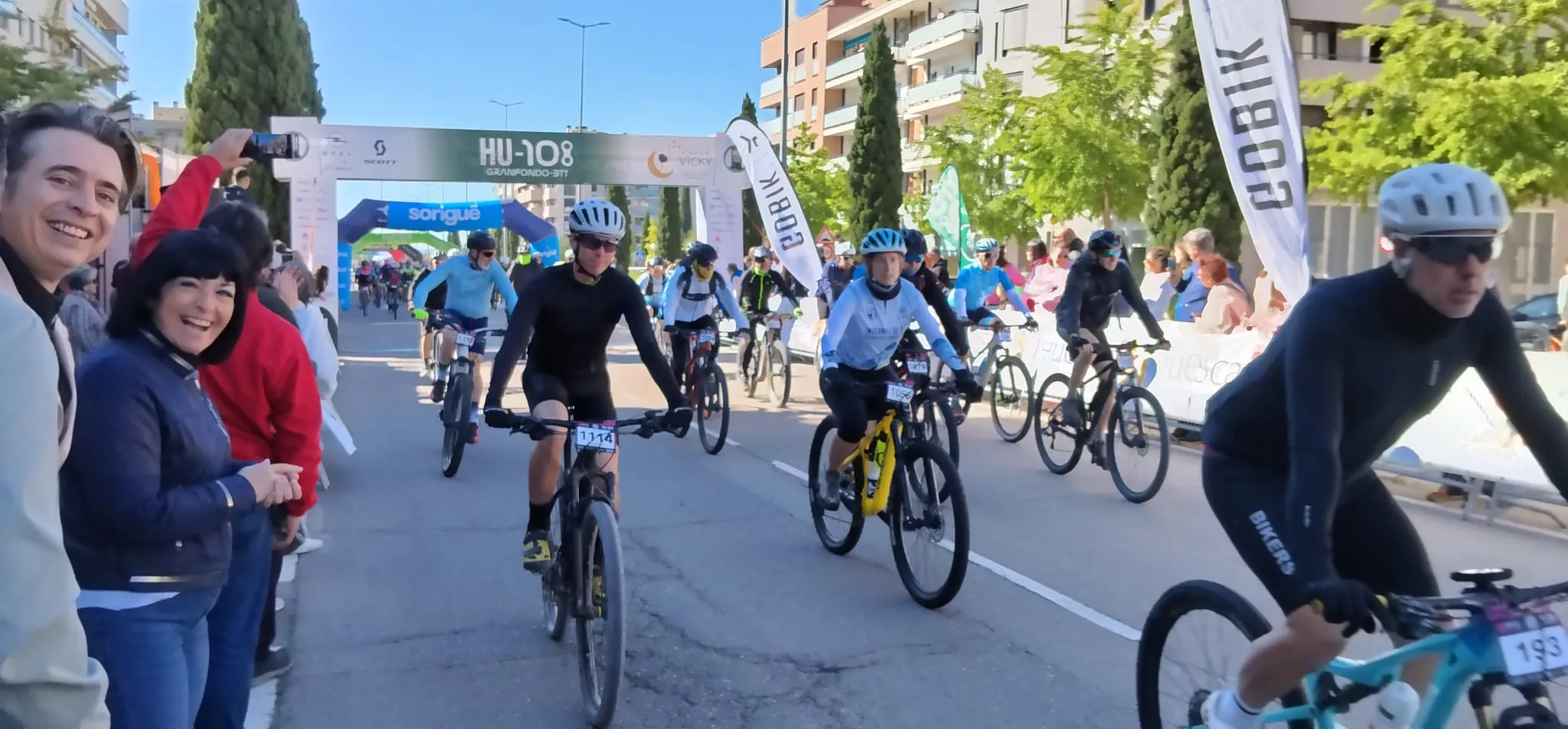Salida de la HU108BTT desde la Avenida Monegros de Huesca
