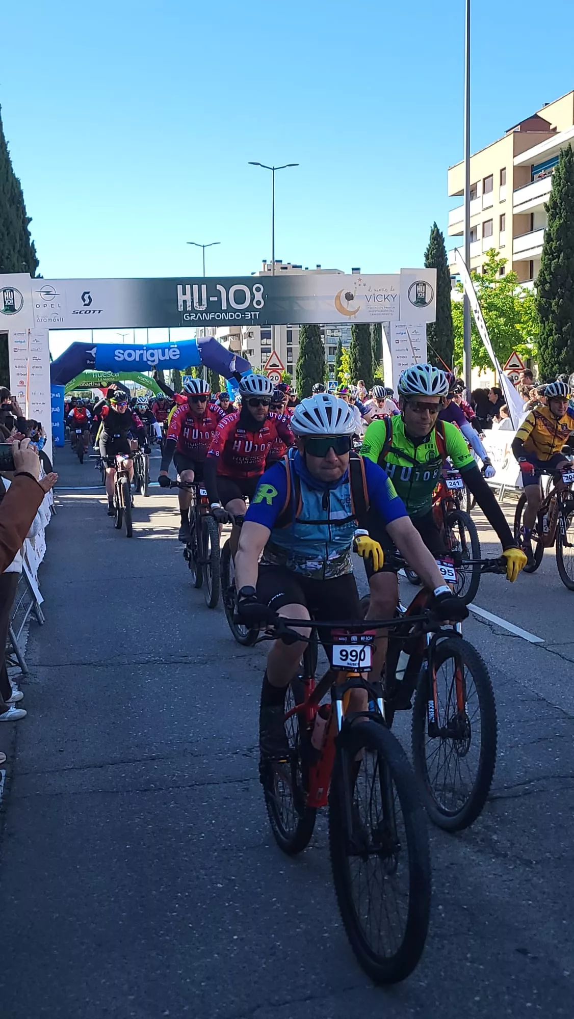 Salida de la HU108BTT desde la Avenida Monegros de Huesca