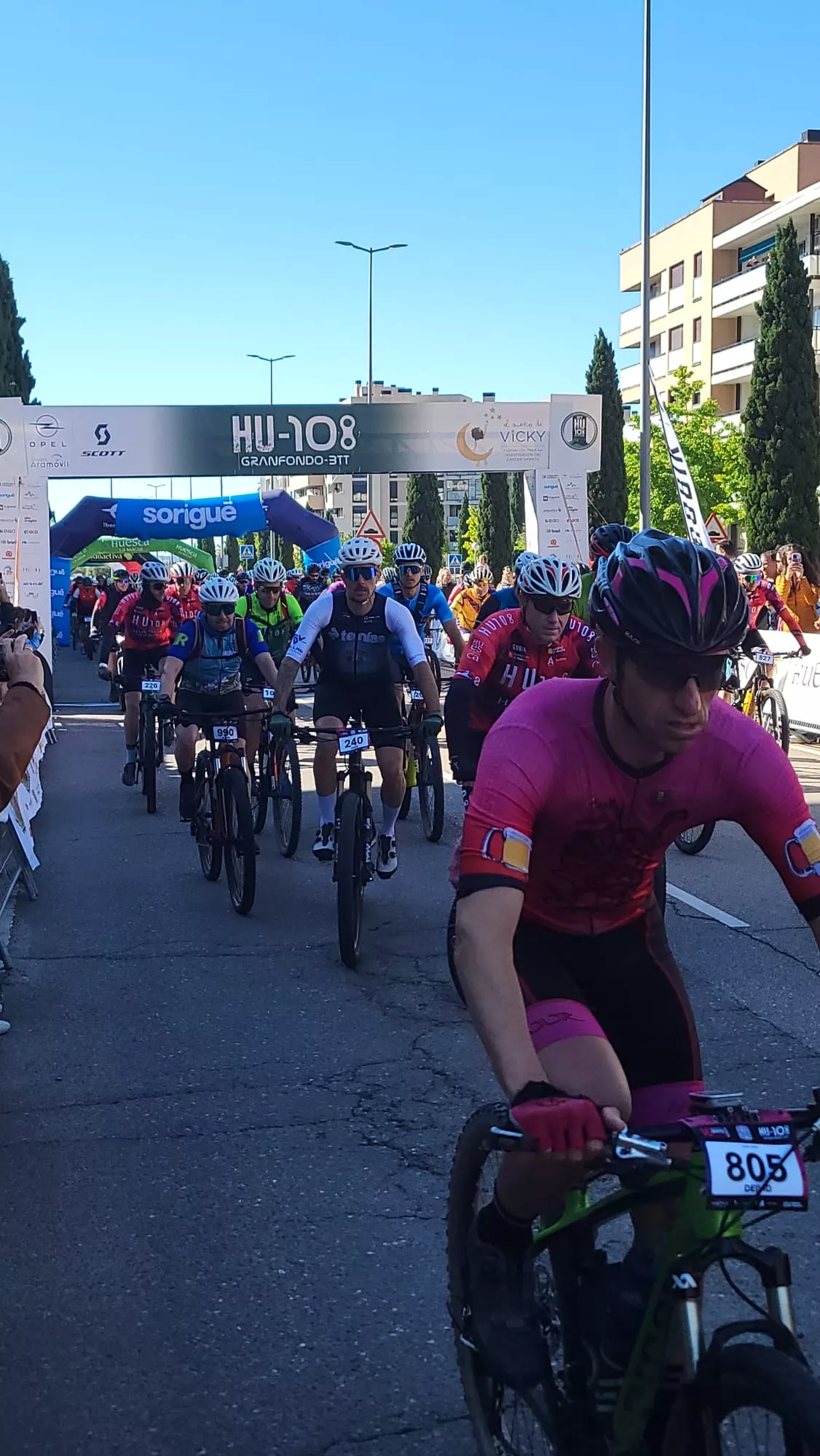 Salida de la HU108BTT desde la Avenida Monegros de Huesca