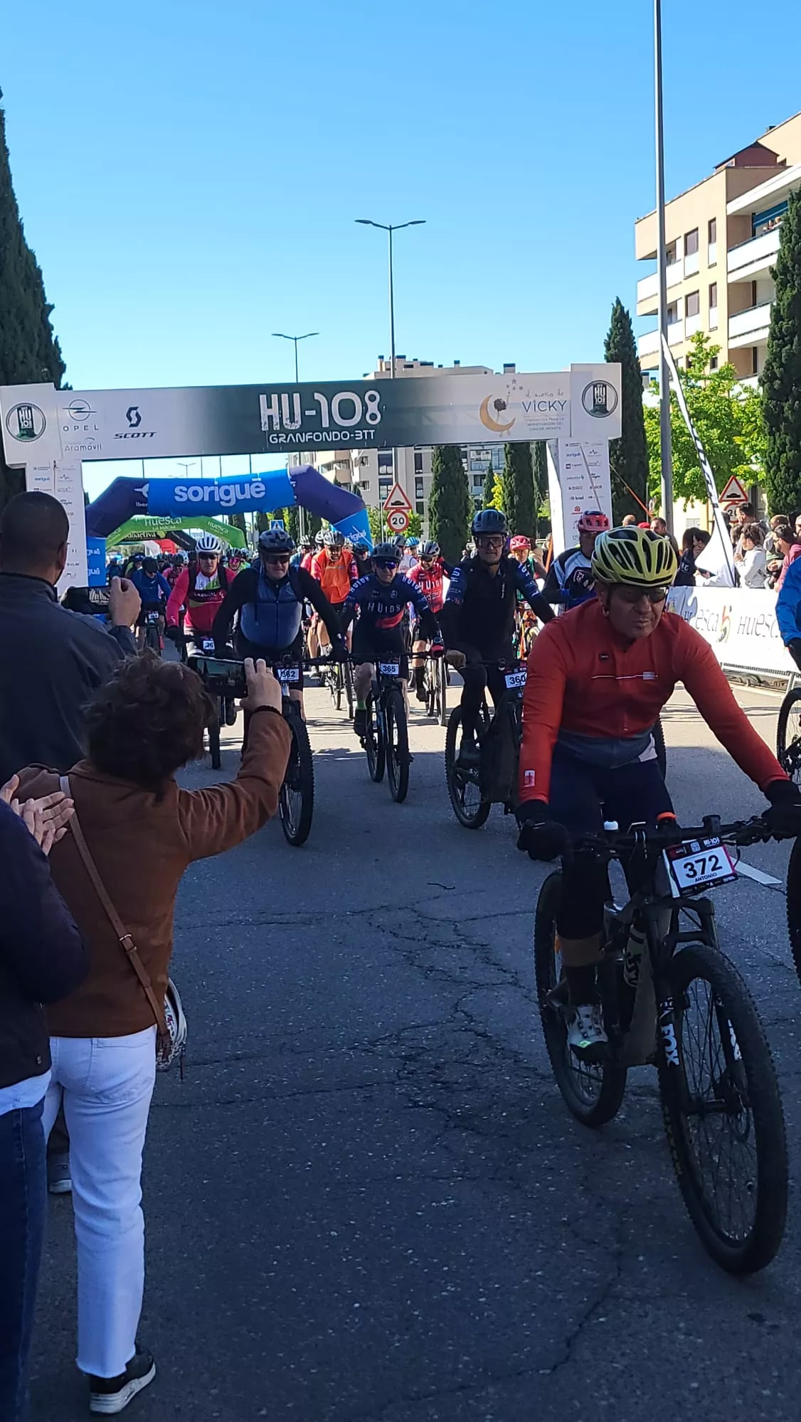Salida de la HU108BTT desde la Avenida Monegros de Huesca