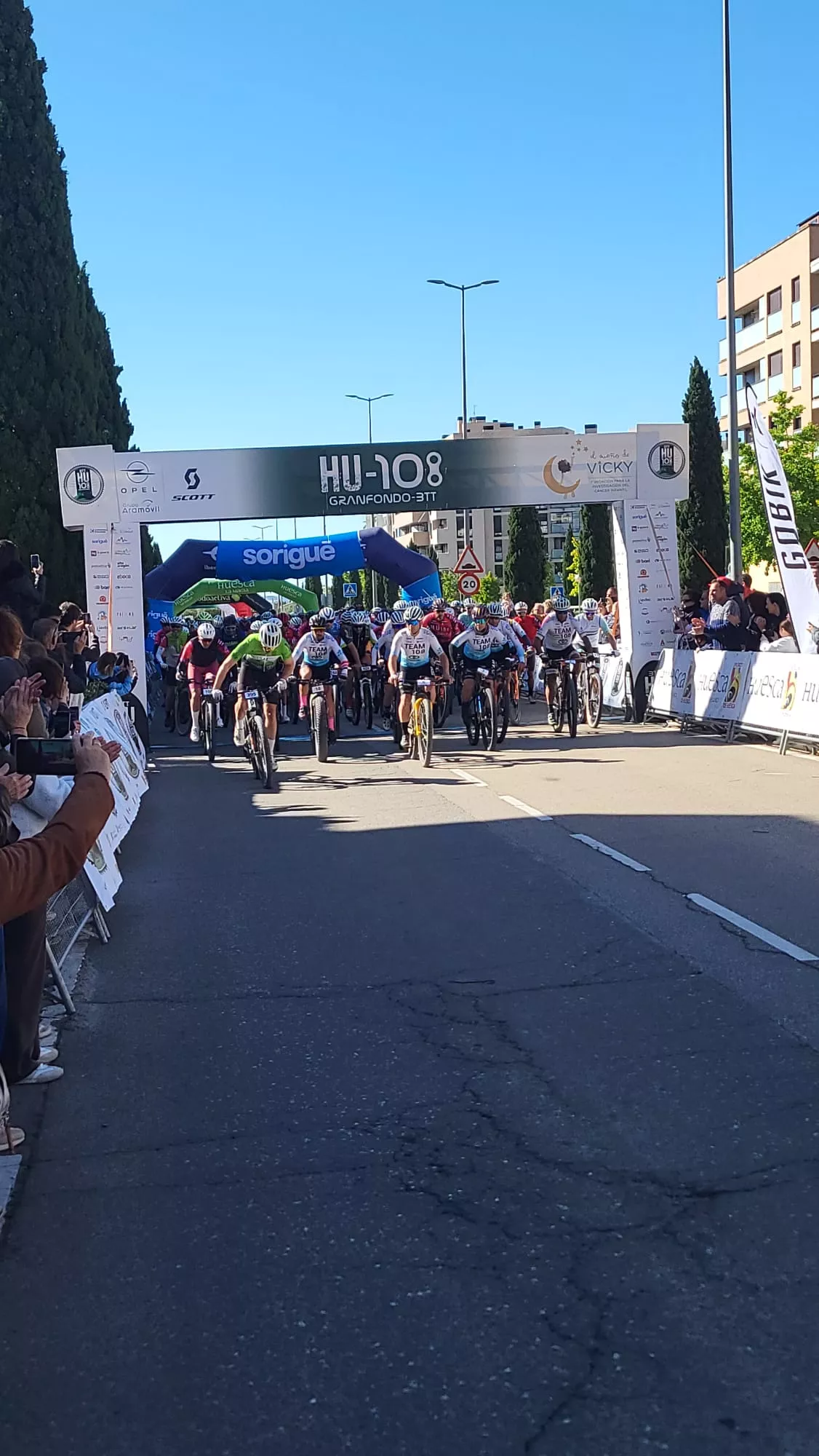 Salida de la HU108BTT desde la Avenida Monegros de Huesca