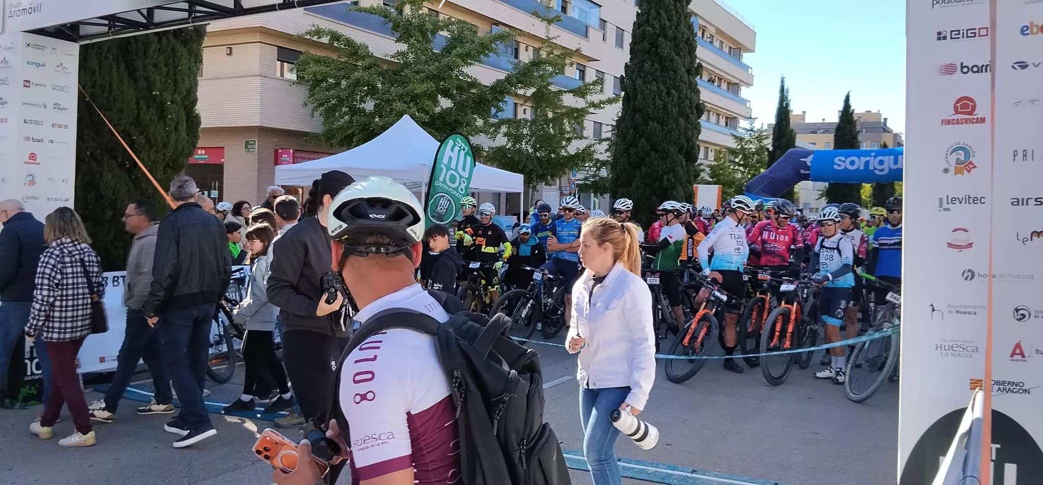 Salida de la HU108BTT desde la Avenida Monegros de Huesca