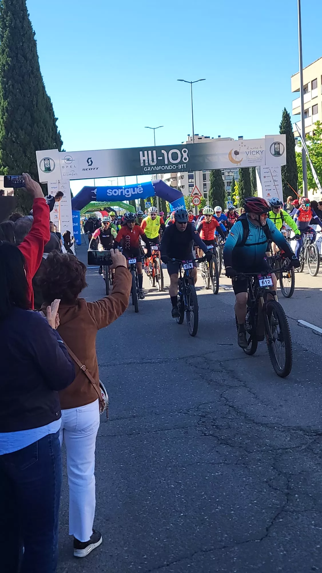 Salida de la HU108BTT desde la Avenida Monegros de Huesca