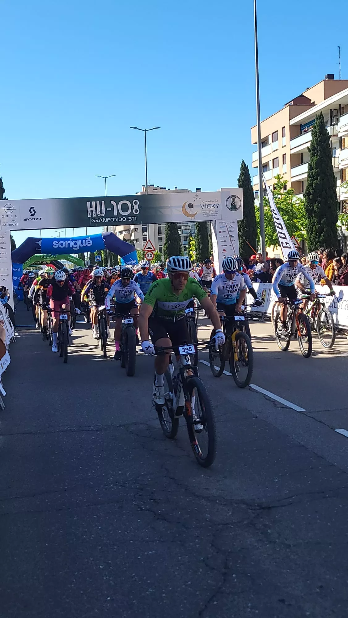 Salida de la HU108BTT desde la Avenida Monegros de Huesca