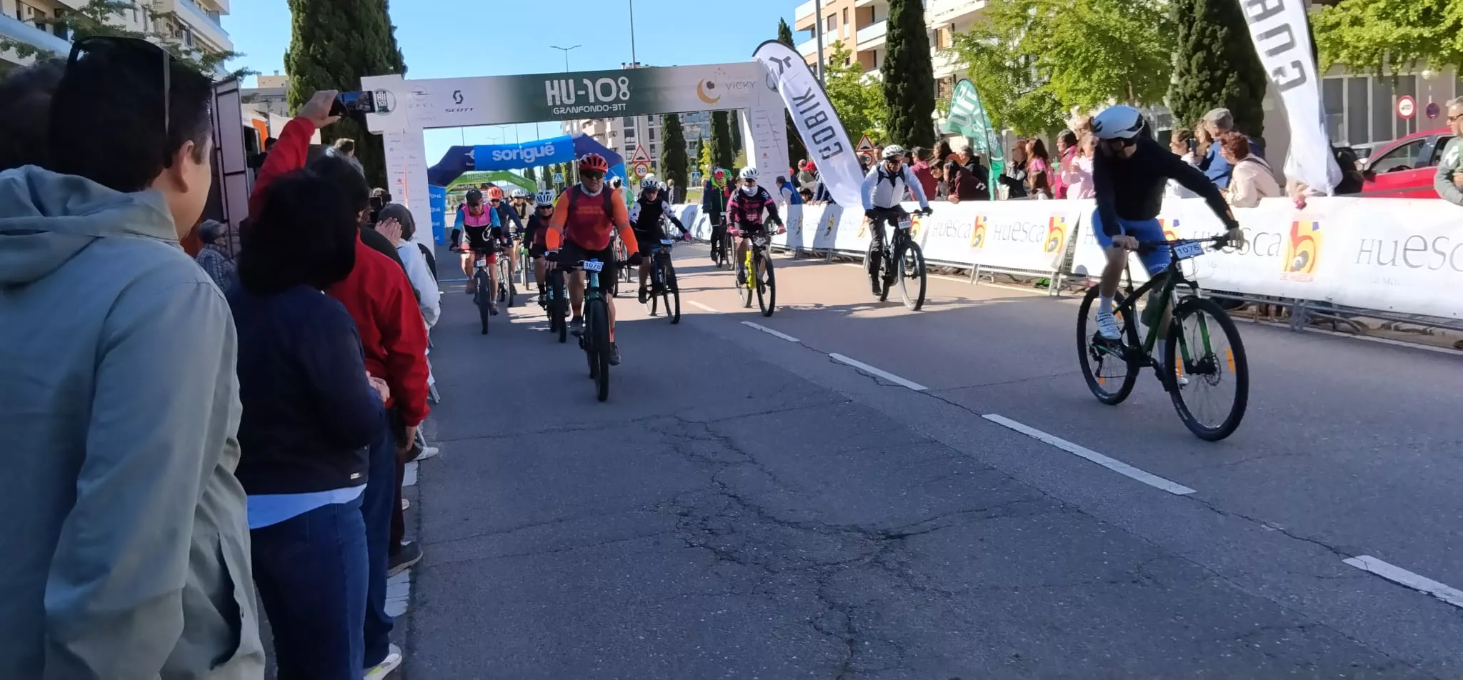 Salida de la HU108BTT desde la Avenida Monegros de Huesca