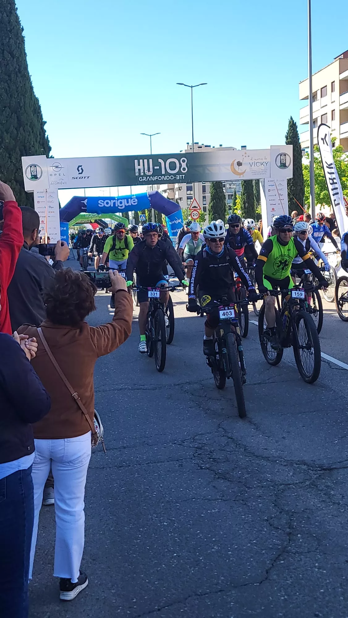 Salida de la HU108BTT desde la Avenida Monegros de Huesca