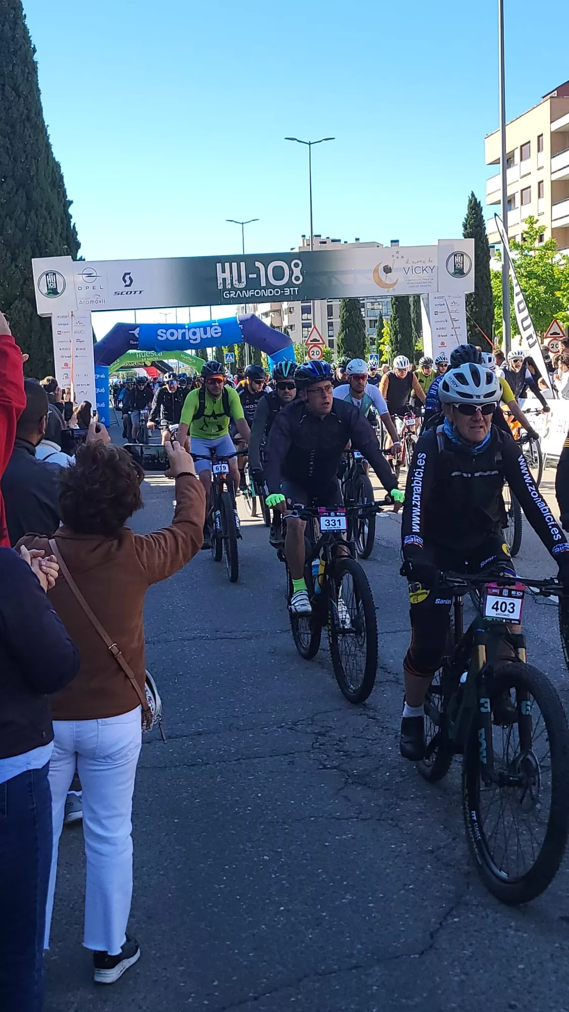 Salida de la HU108BTT desde la Avenida Monegros de Huesca