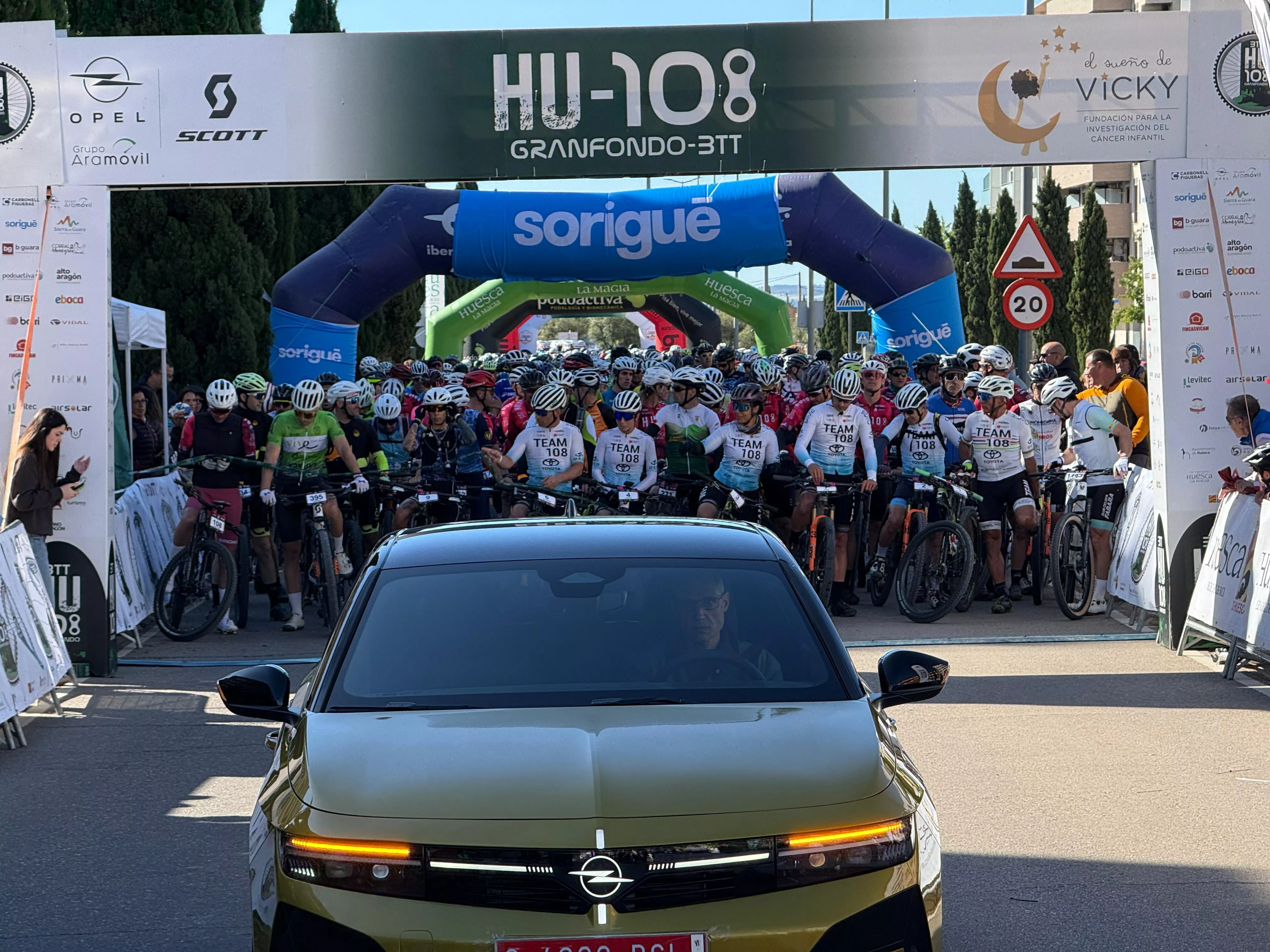 Salida de la HU108BTT desde la Avenida Monegros de Huesca. Foto Carlos Naval