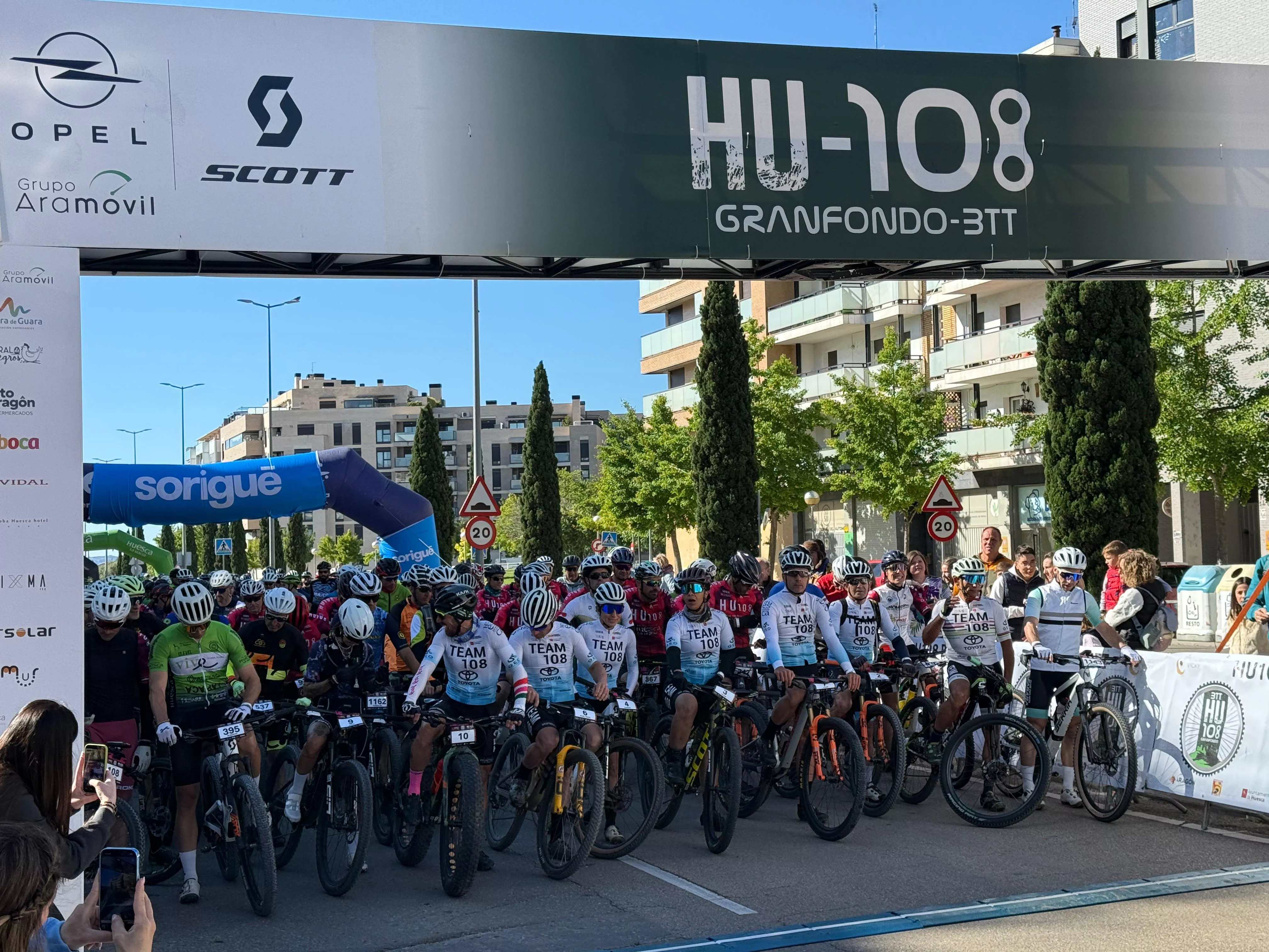 Salida de la HU108BTT desde la Avenida Monegros de Huesca. Foto Carlos Naval