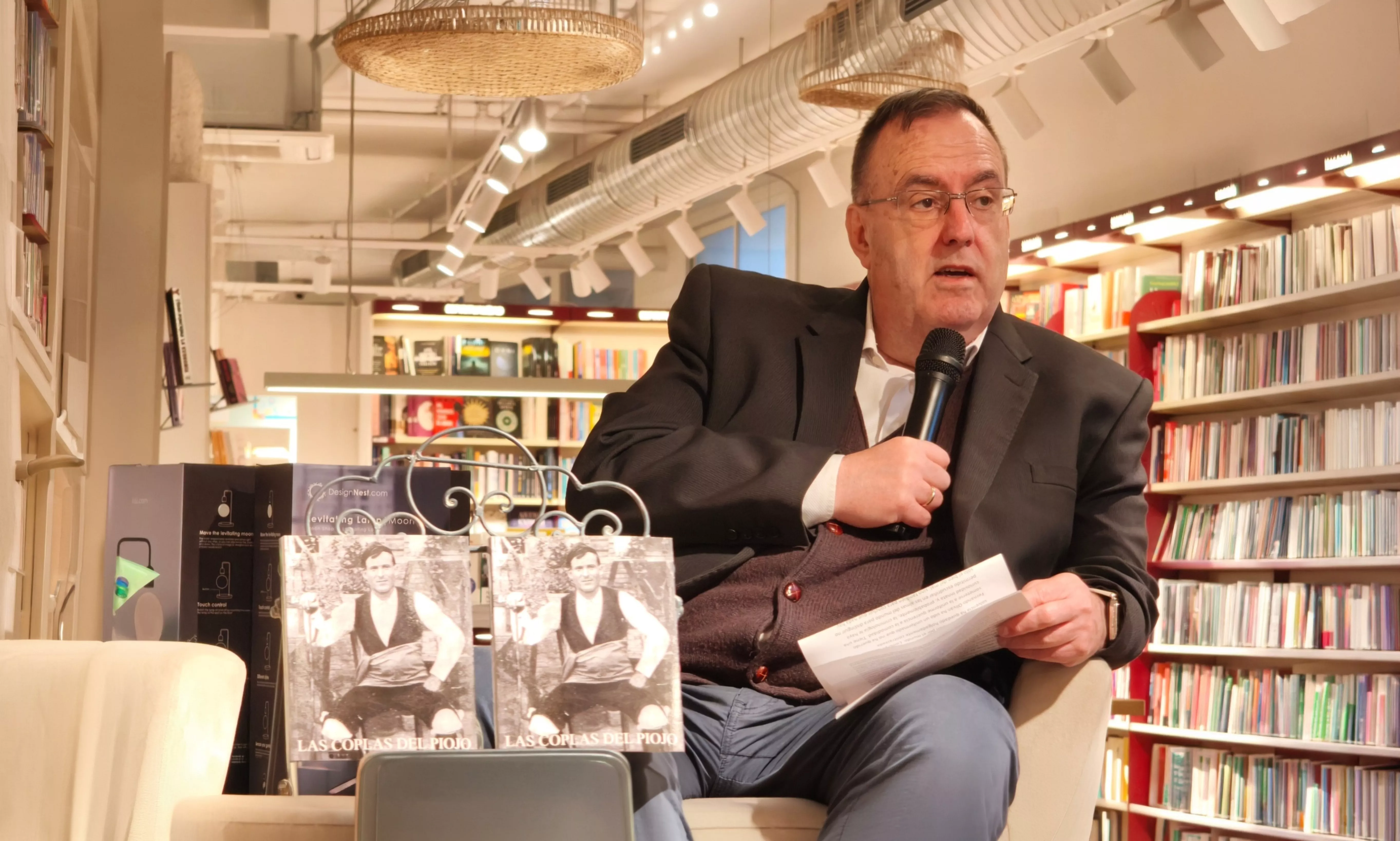 Fernando Oliván presenta su libro 'Coplas del piojo' en Santos Ochoa. Foto María José Sampietro