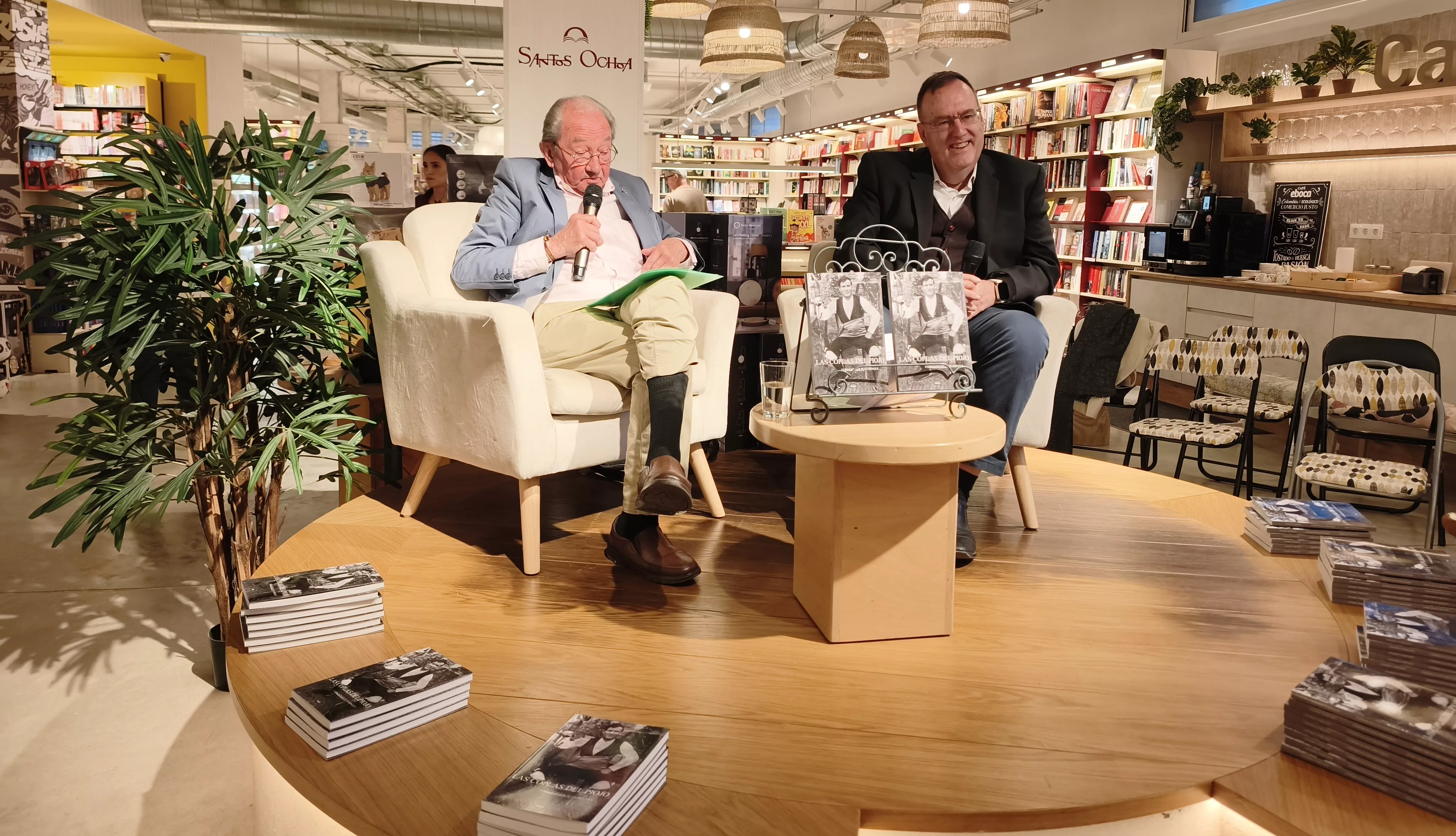 Fernando Oliván presenta su libro 'Coplas del piojo' en Santos Ochoa. Foto María José Sampietro
