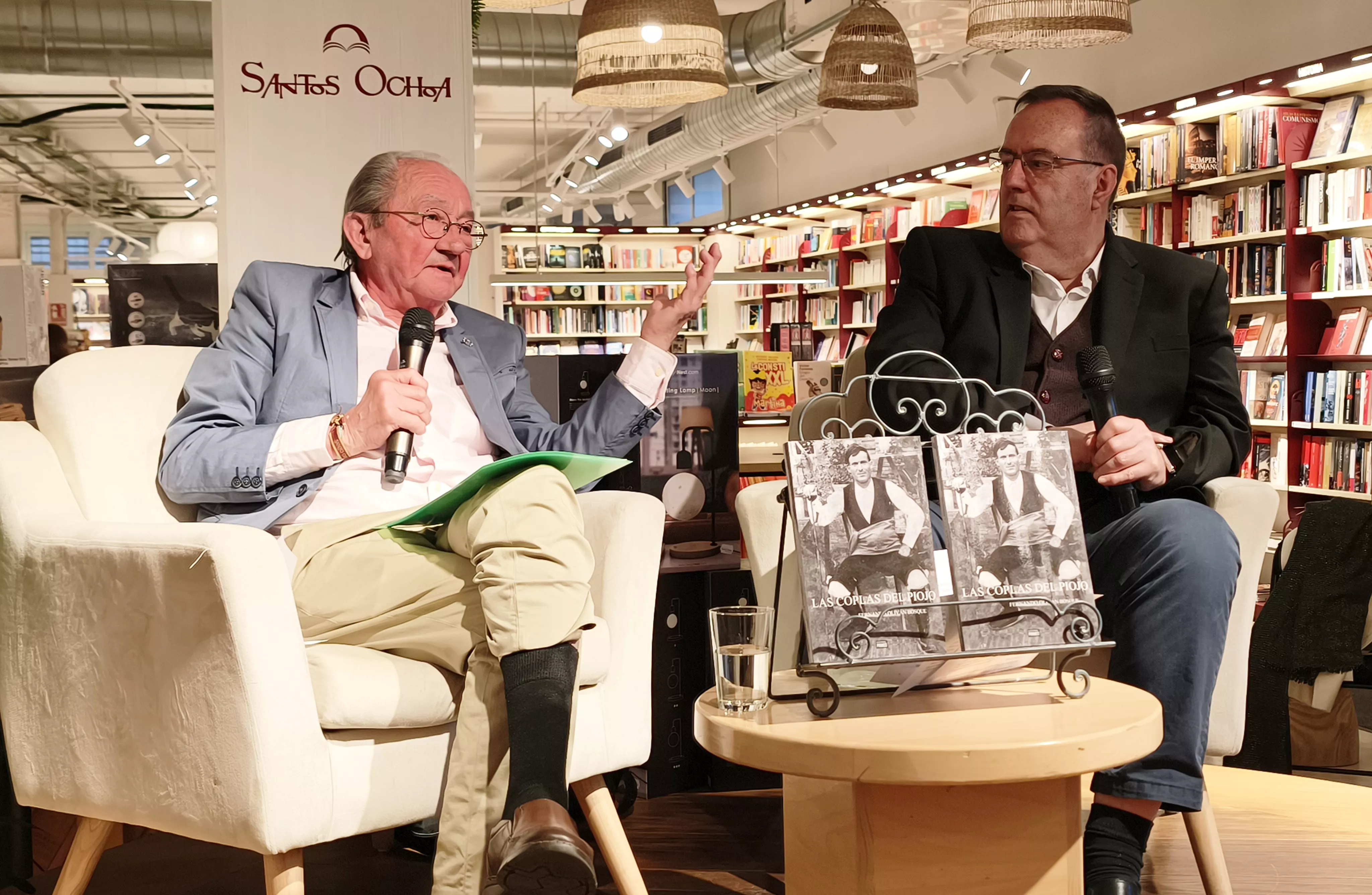Fernando Oliván presenta su libro 'Coplas del piojo' en Santos Ochoa. Foto María José Sampietro