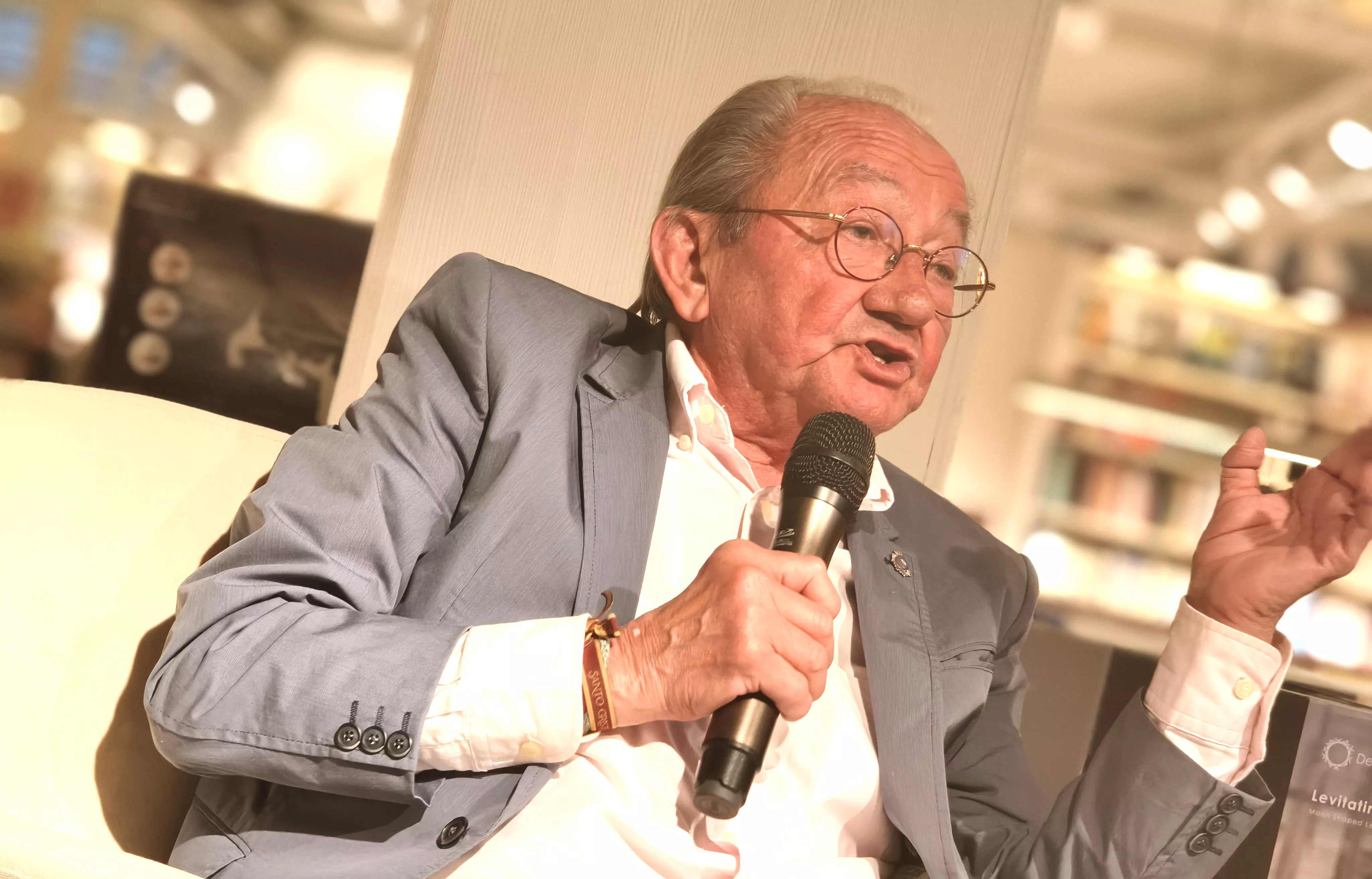 Fernando Oliván presenta su libro 'Coplas del piojo' en Santos Ochoa. Foto María José Sampietro