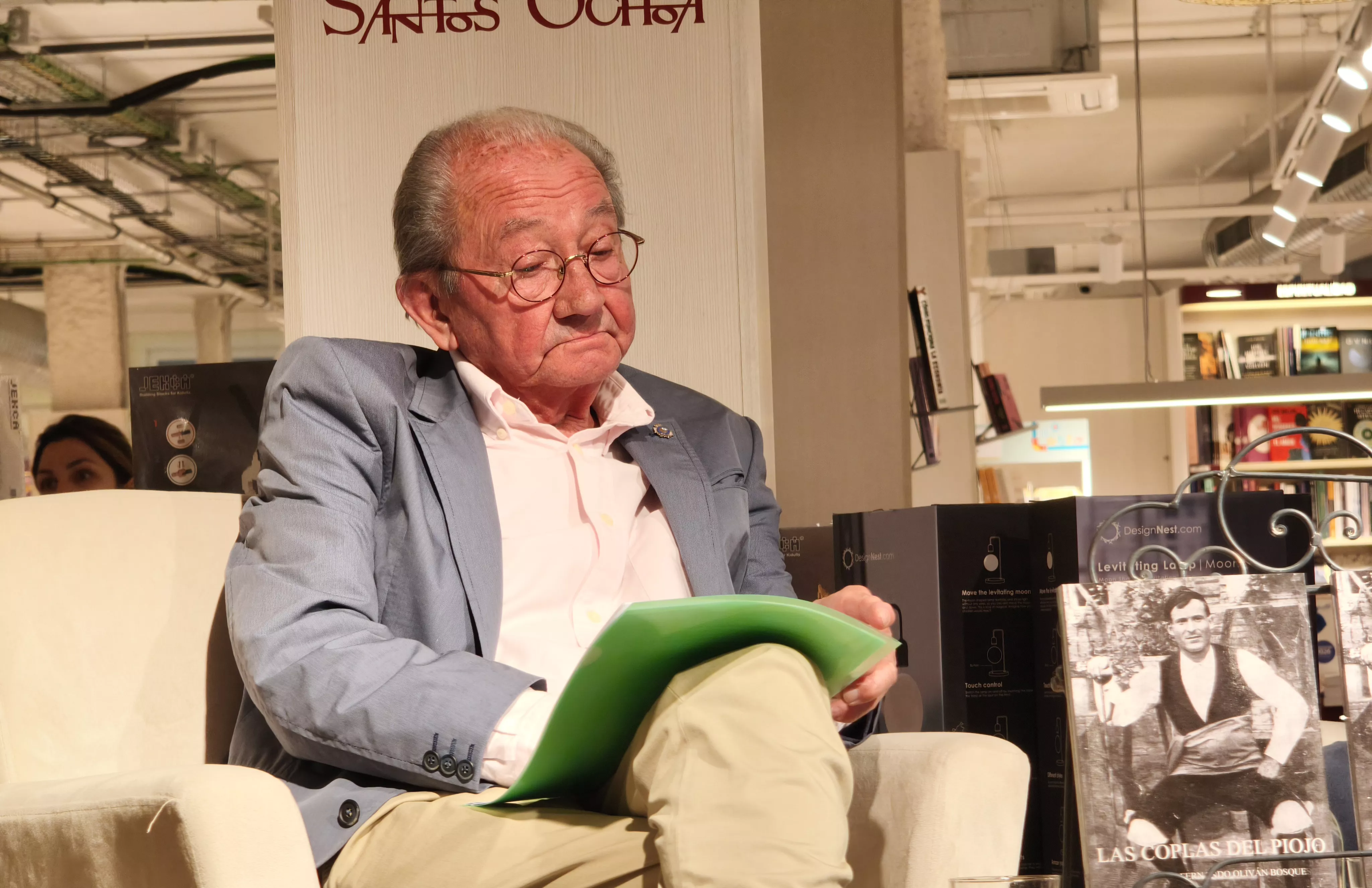 Fernando Oliván presenta su libro 'Coplas del piojo' en Santos Ochoa. Foto María José Sampietro