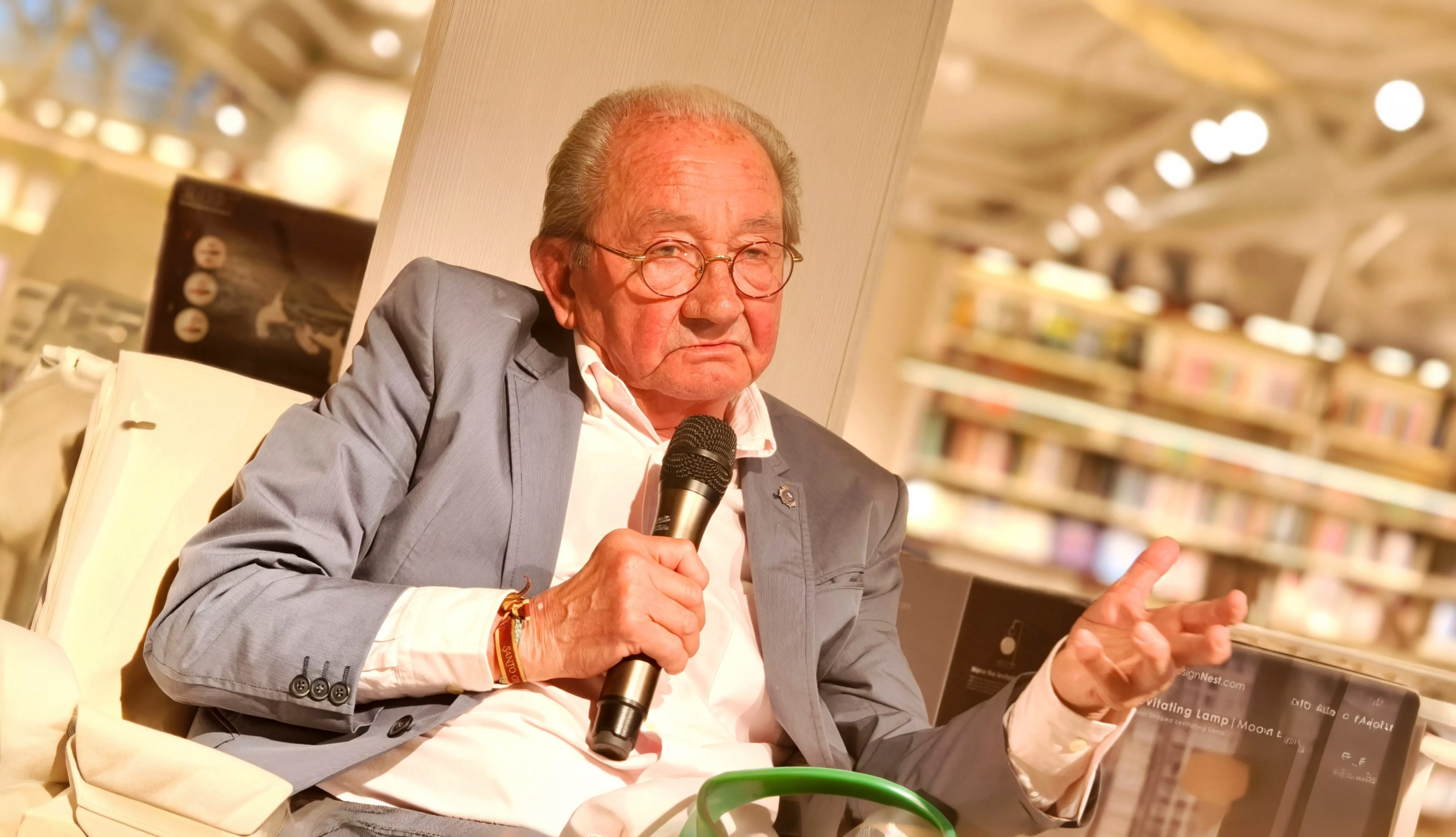 Fernando Oliván presenta su libro 'Coplas del piojo' en Santos Ochoa. Foto María José Sampietro