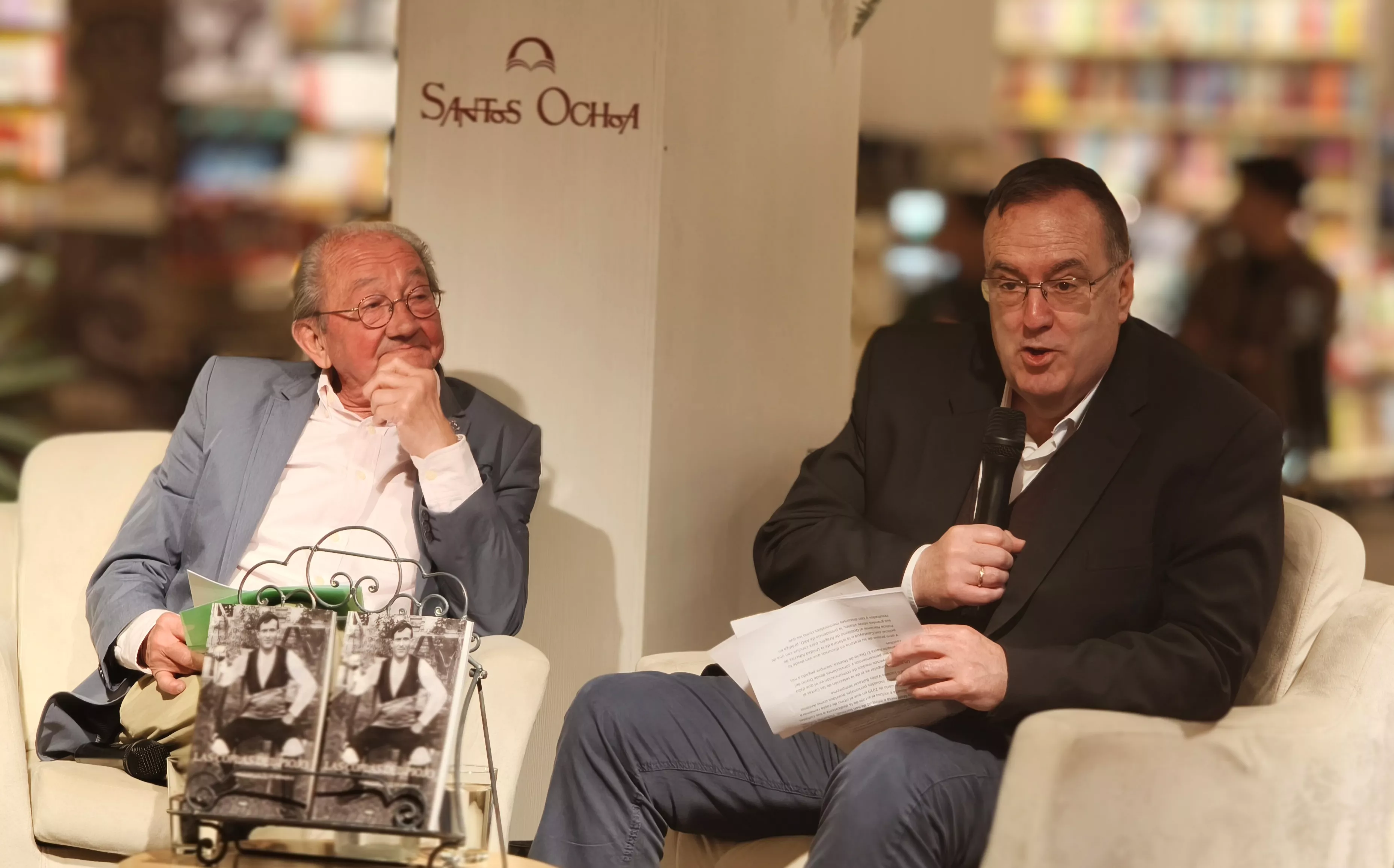 Fernando Oliván presenta su libro 'Coplas del piojo' en Santos Ochoa. Foto María José Sampietro