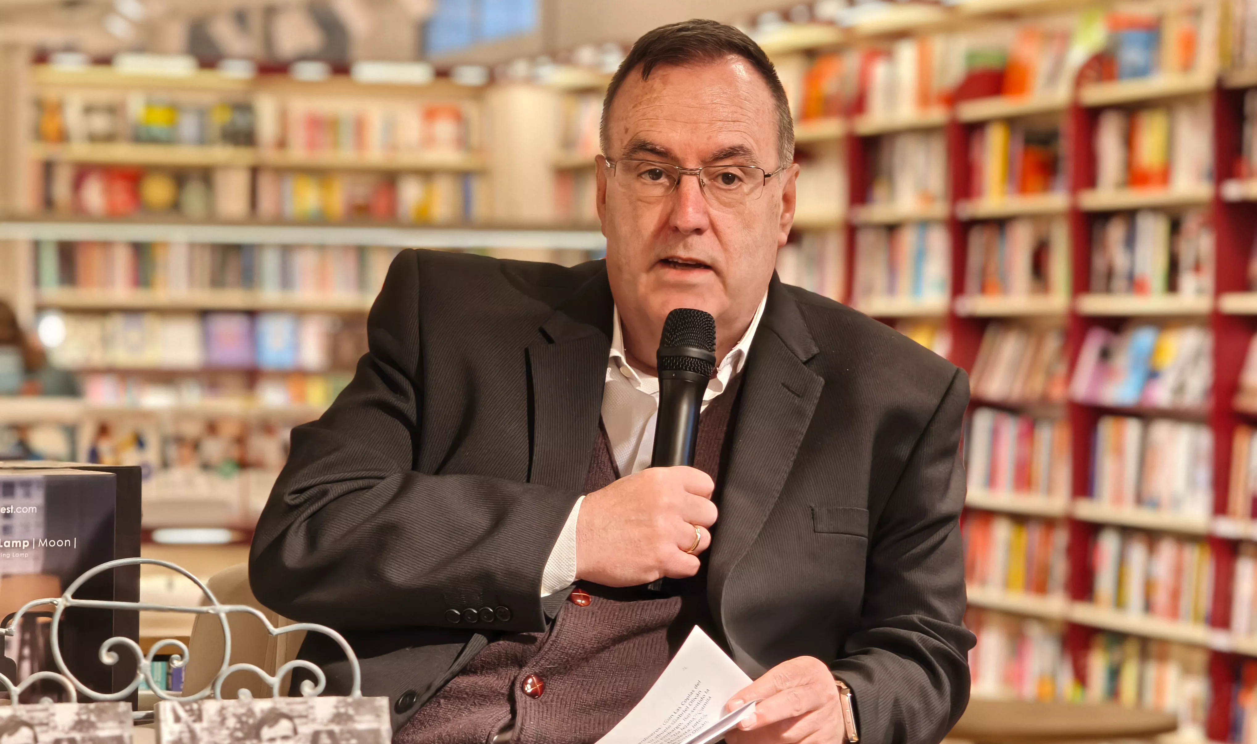 Fernando Oliván presenta su libro 'Coplas del piojo' en Santos Ochoa. Foto María José Sampietro