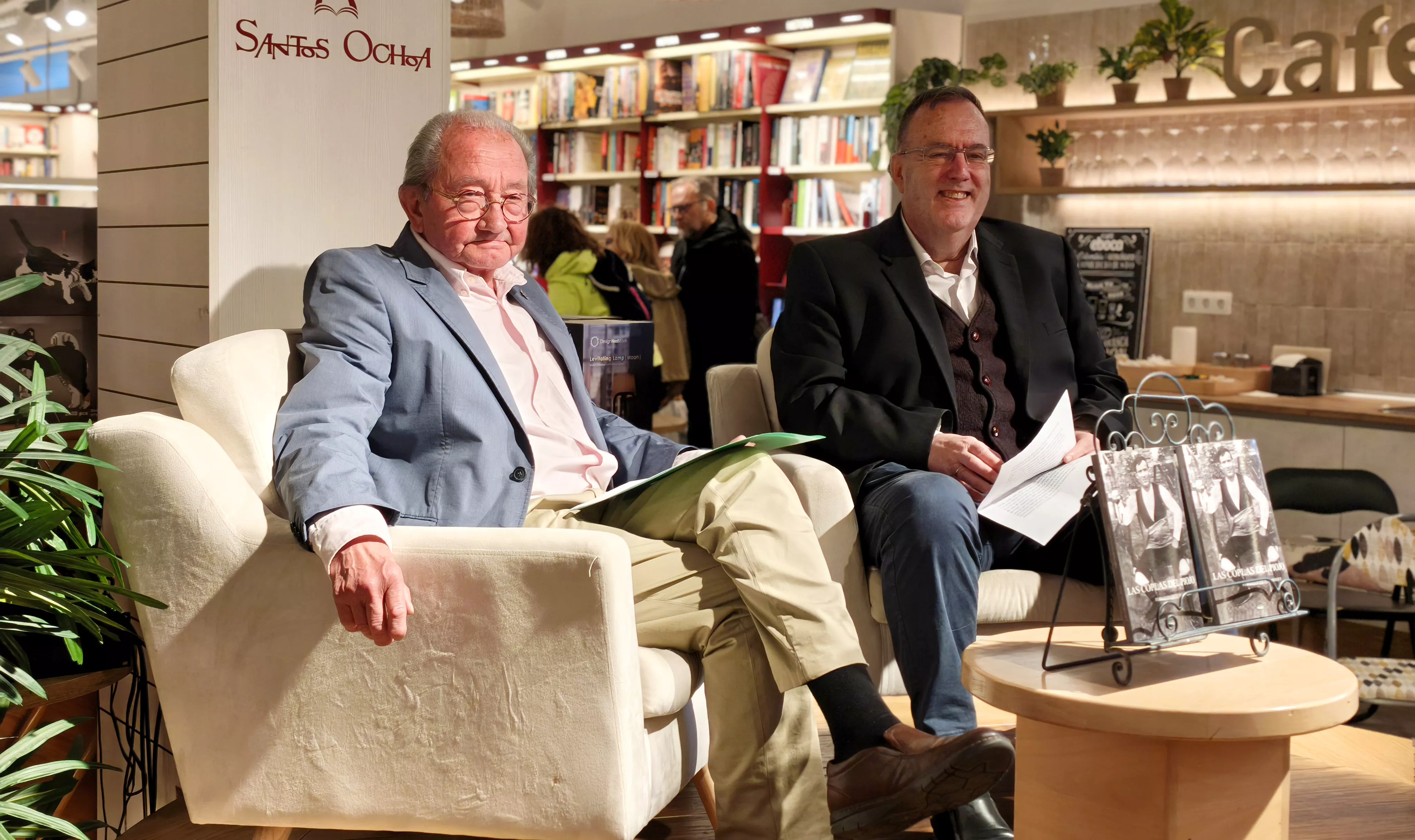Fernando Oliván presenta su libro 'Coplas del piojo' en Santos Ochoa. Foto María José Sampietro