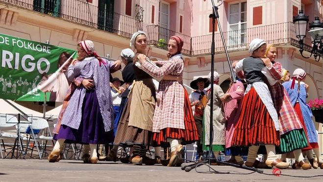 El grupo francés les Biroussans, en el IX Encuentro de Escuelas de Folklore José Rodrigo. Foto Myriam Martínez El grupo francés les Biroussans, en el IX Encuentro de Escuelas de Folklore José Rodrigo. Foto Myriam Martínez