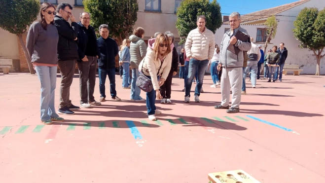 Juegos tradicionales en Robres, XVII Trobada, hoyetes. Juegos tradicionales en Robres, XVII Trobada, hoyetes.