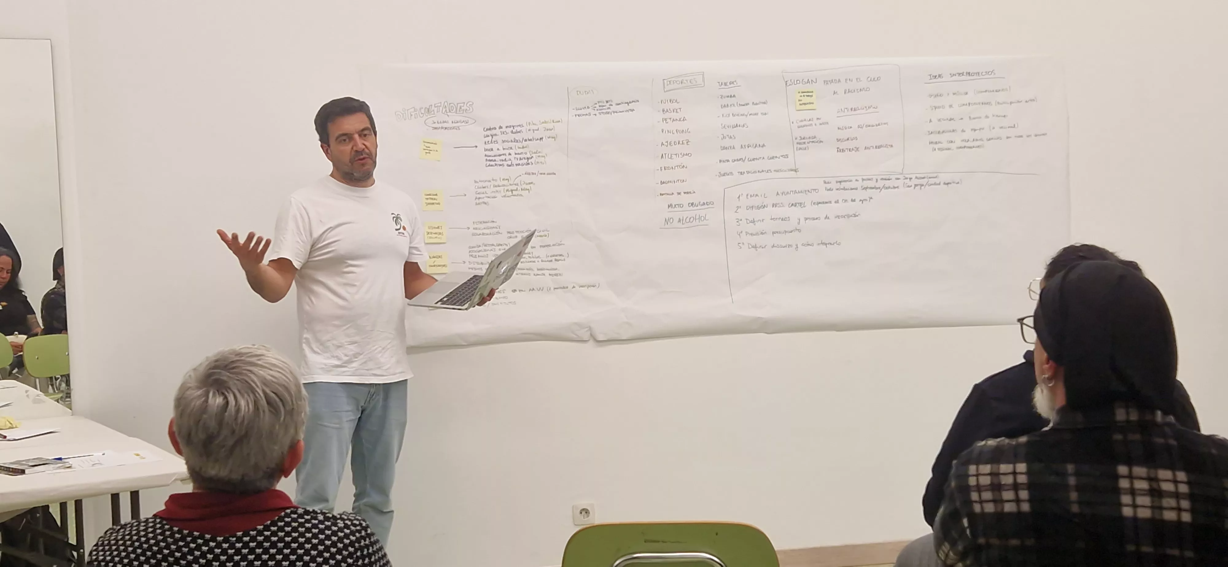 Juan Palacios. Presentación de los prototipos elaborados en los Barrios Conectados. Foto Myriam Martínez