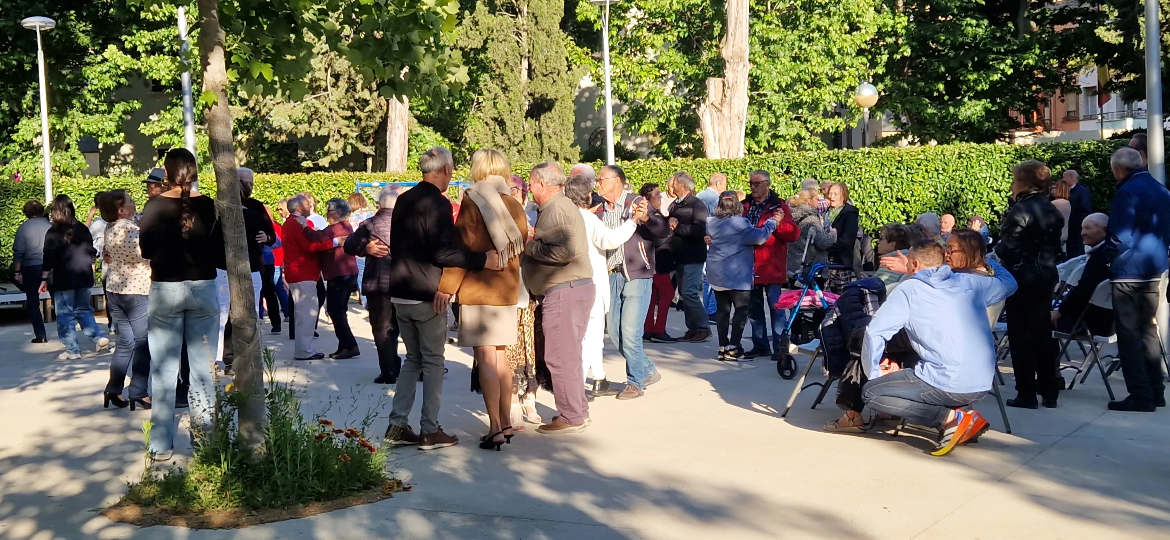 Primera sesión de  “Sácame a bailar: Jardín de Verano” 2026. Foto Myriam Martínez
