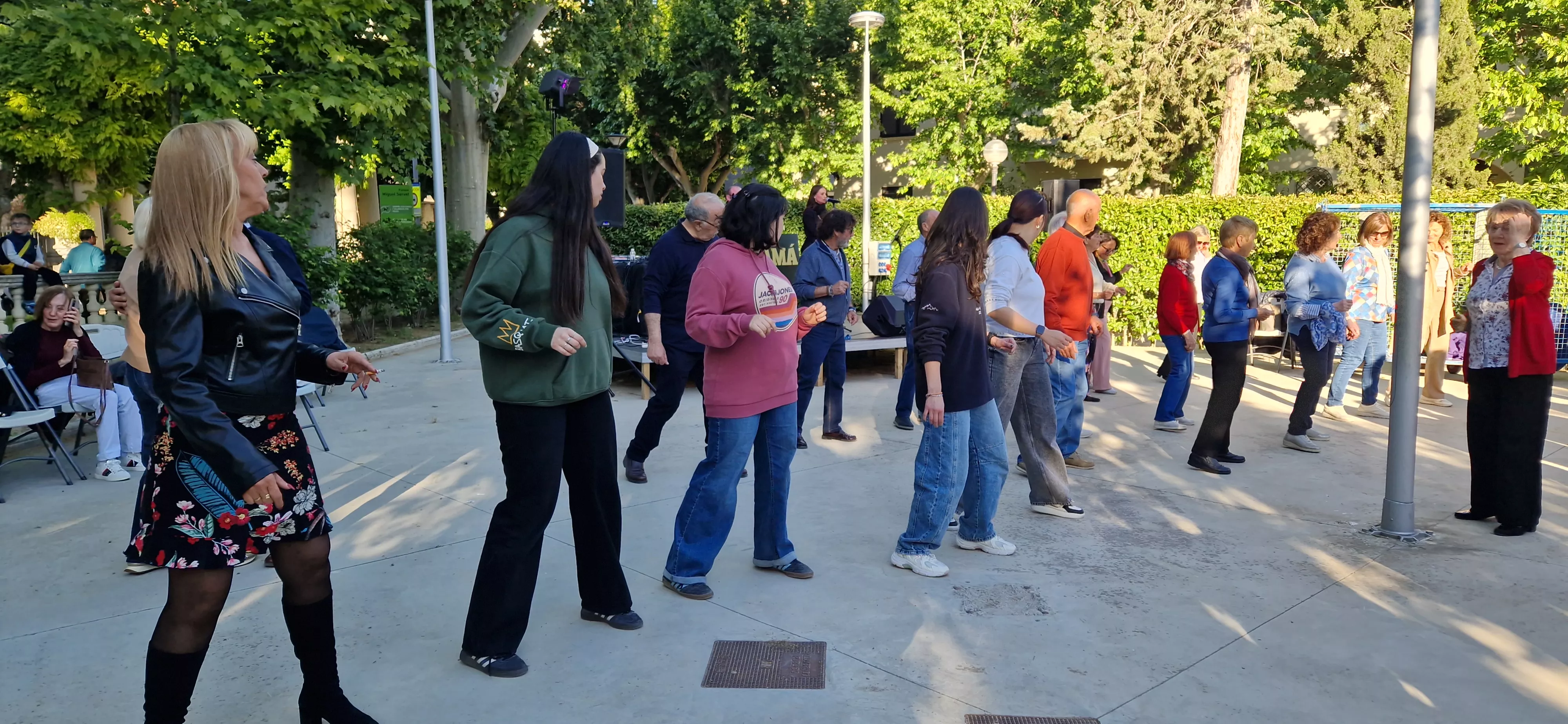 Primera sesión de  “Sácame a bailar: Jardín de Verano” 2026. Foto Myriam Martínez