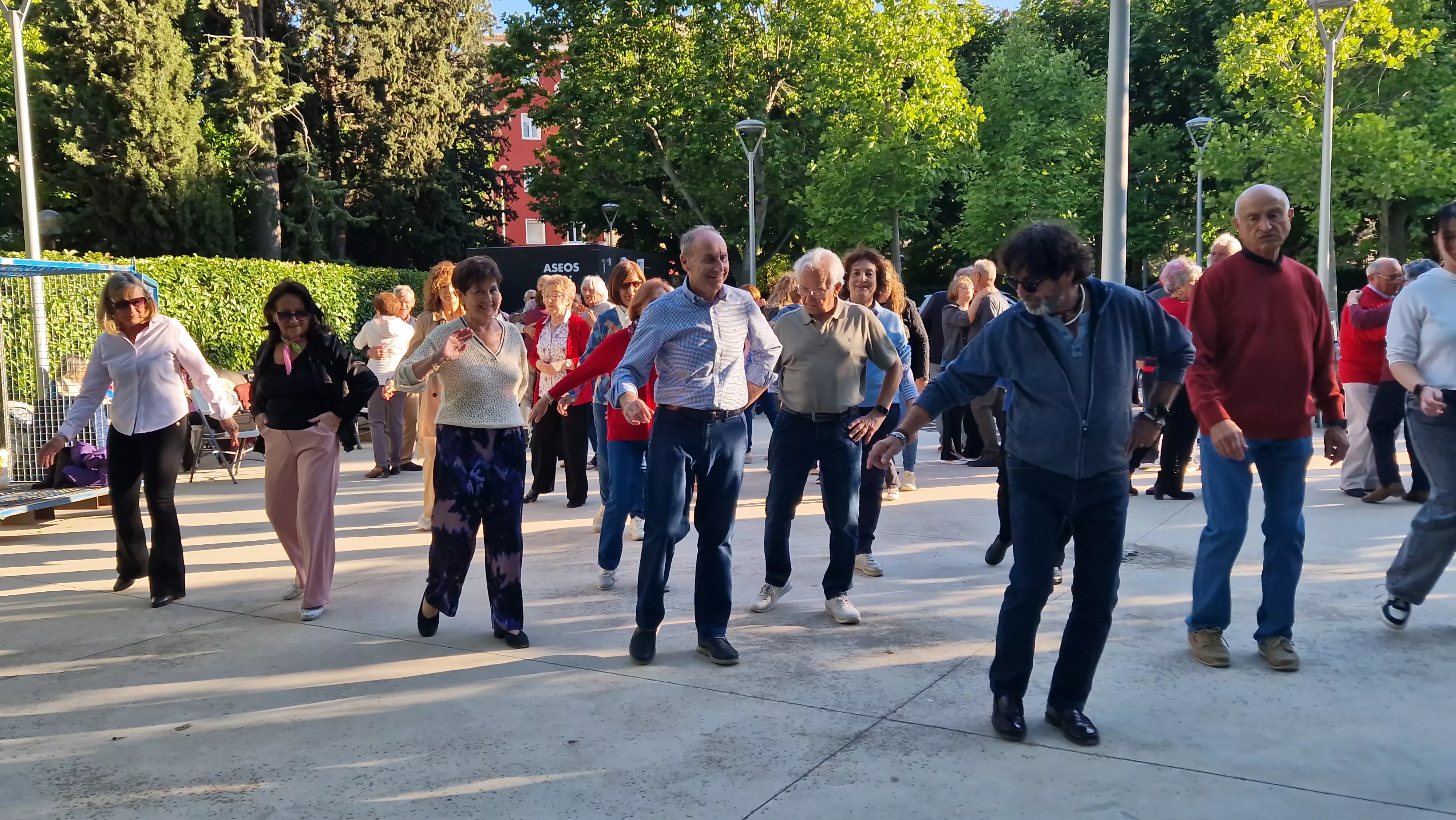 Primera sesión de  “Sácame a bailar: Jardín de Verano” 2026. Foto Myriam Martínez