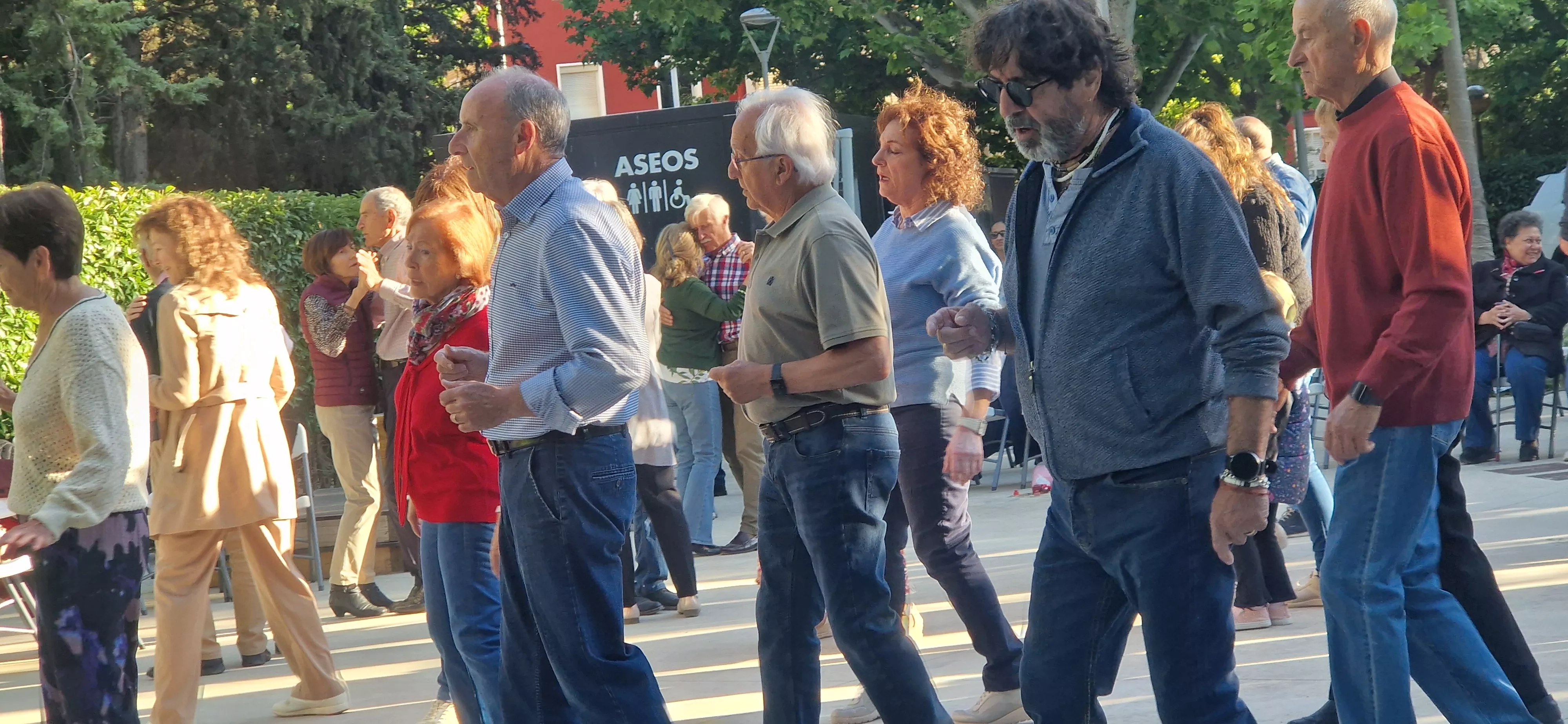 Primera sesión de  “Sácame a bailar: Jardín de Verano” 2026. Foto Myriam Martínez