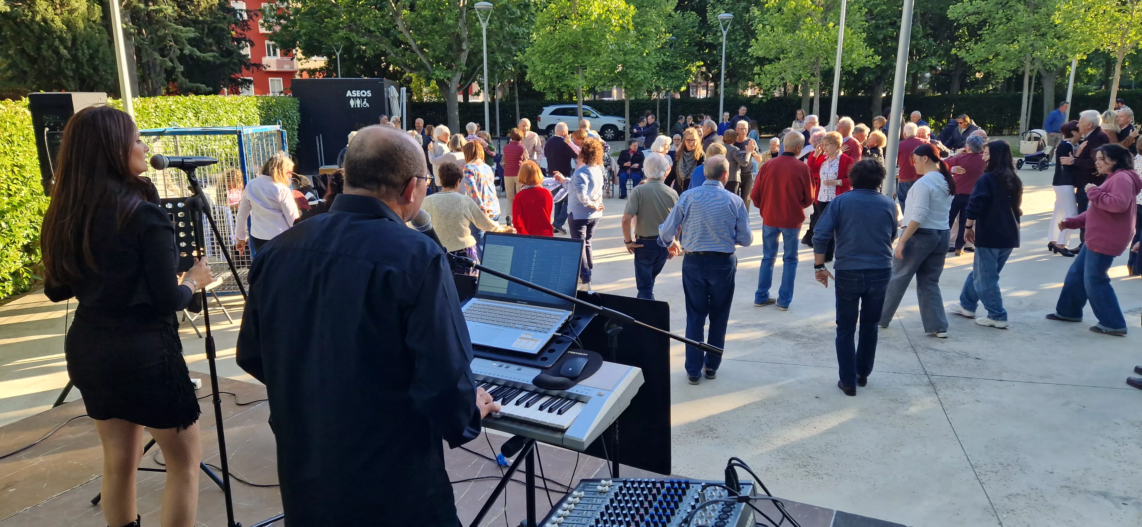 Primera sesión de  “Sácame a bailar: Jardín de Verano” 2026. Foto Myriam Martínez