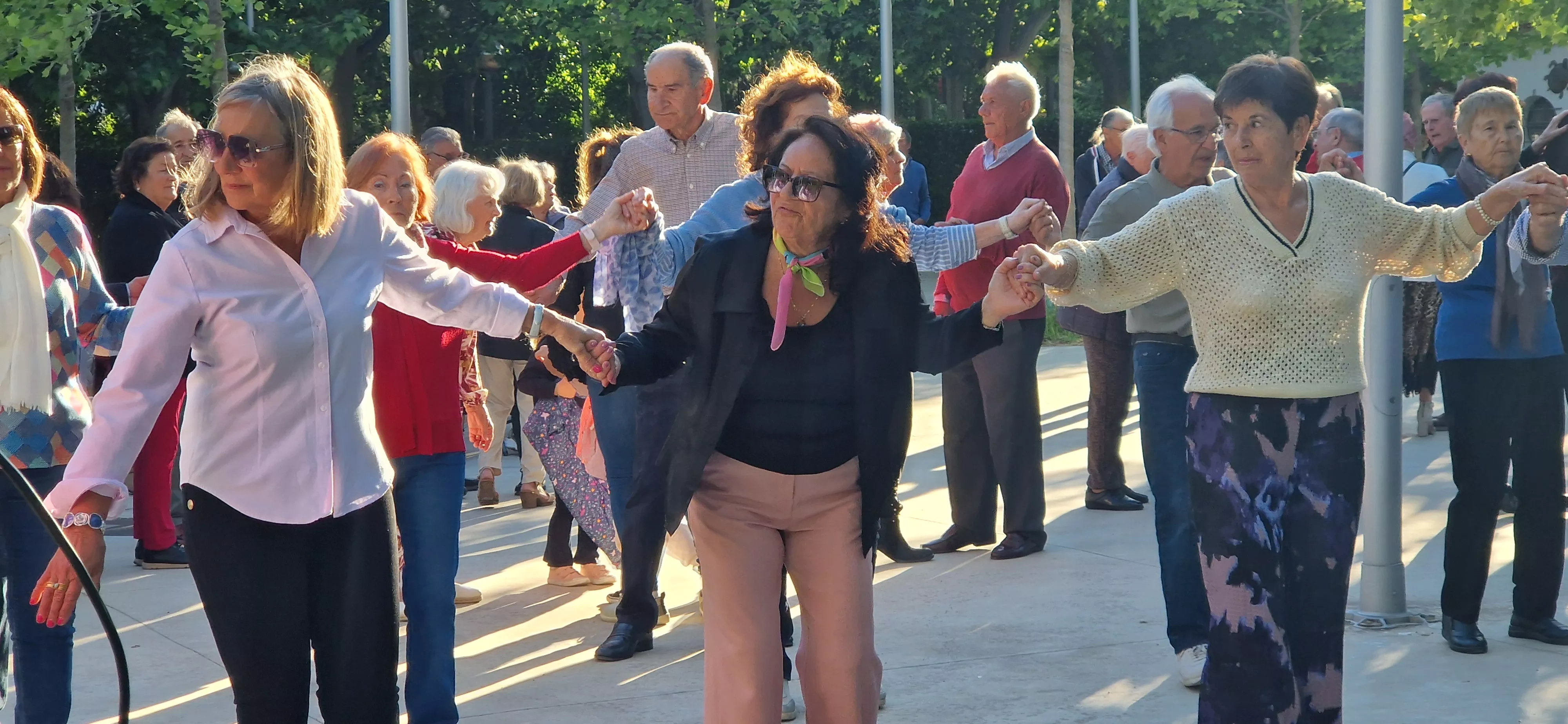 Primera sesión de  “Sácame a bailar: Jardín de Verano” 2026. Foto Myriam Martínez