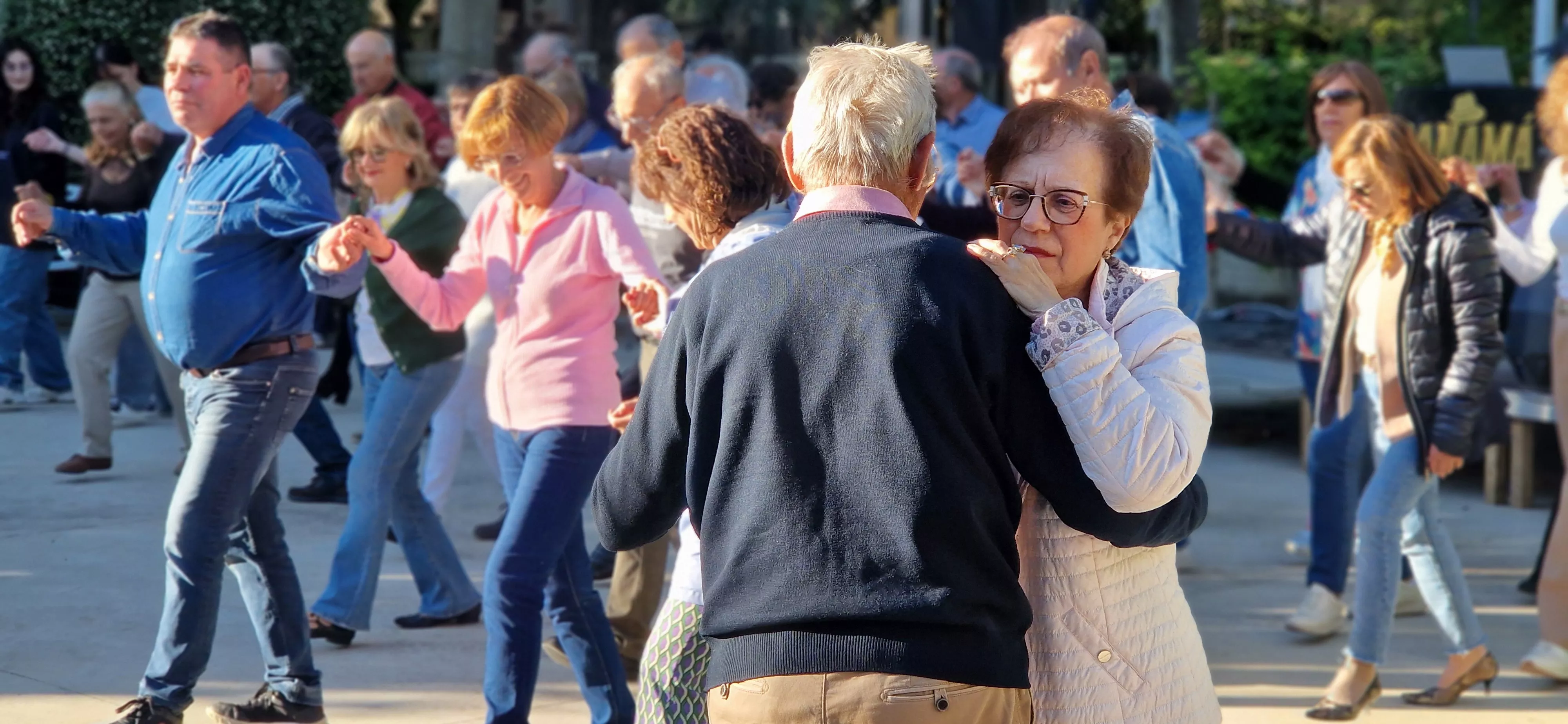 Primera sesión de  “Sácame a bailar: Jardín de Verano” 2026. Foto Myriam Martínez