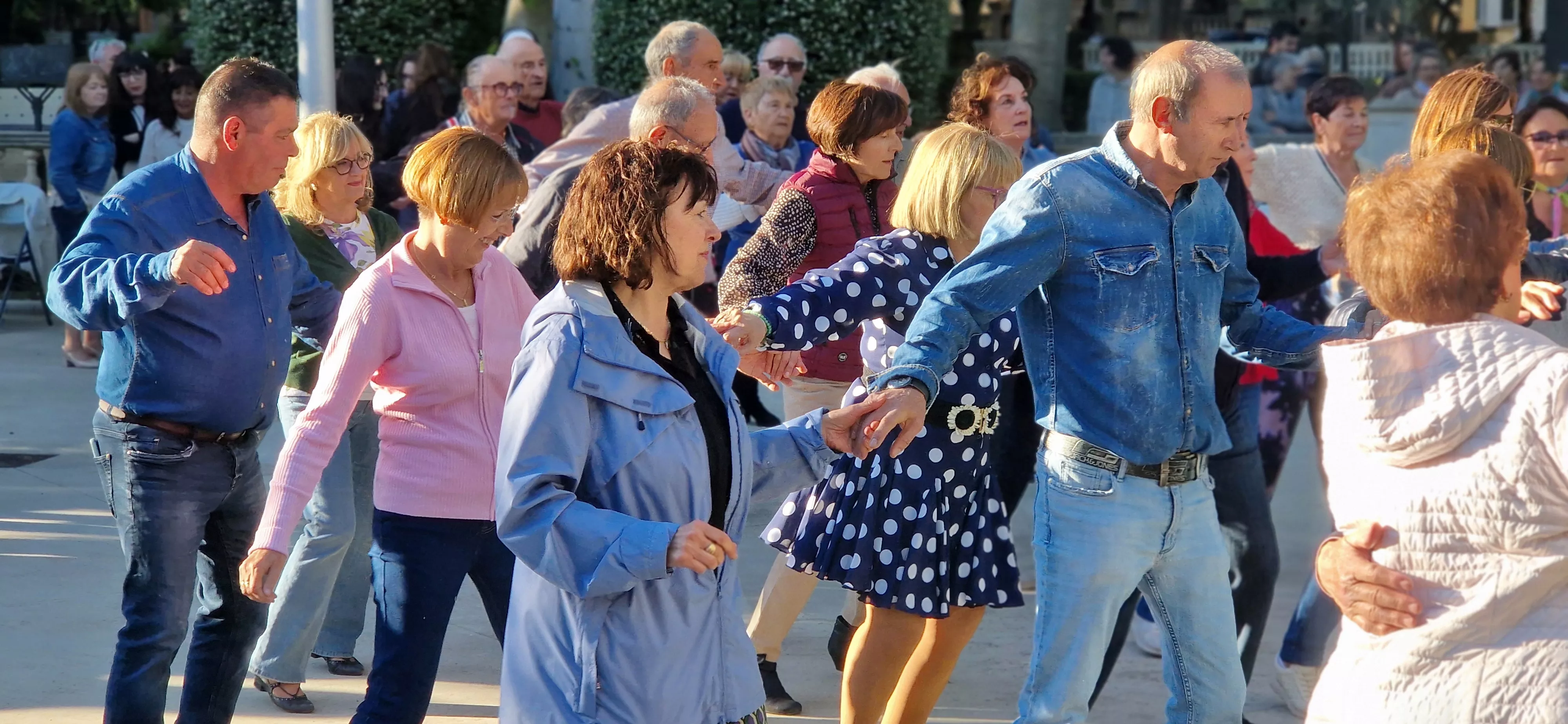 Primera sesión de  “Sácame a bailar: Jardín de Verano” 2026. Foto Myriam Martínez