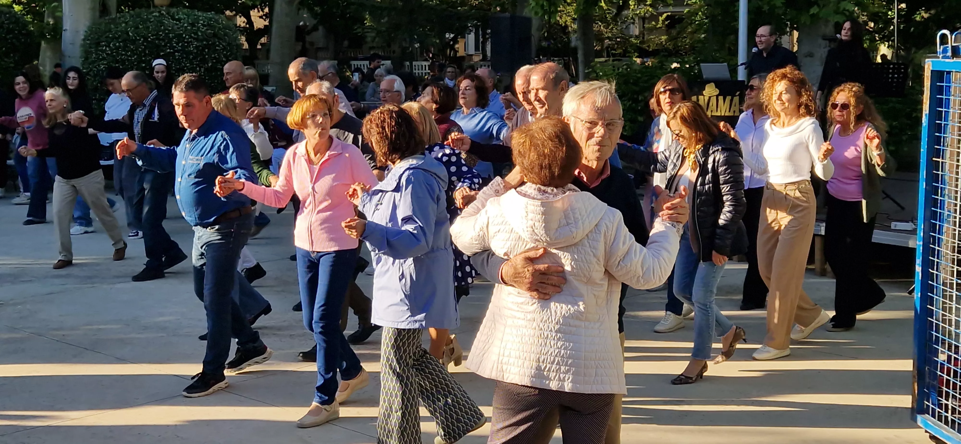 Primera sesión de  “Sácame a bailar: Jardín de Verano” 2026. Foto Myriam Martínez