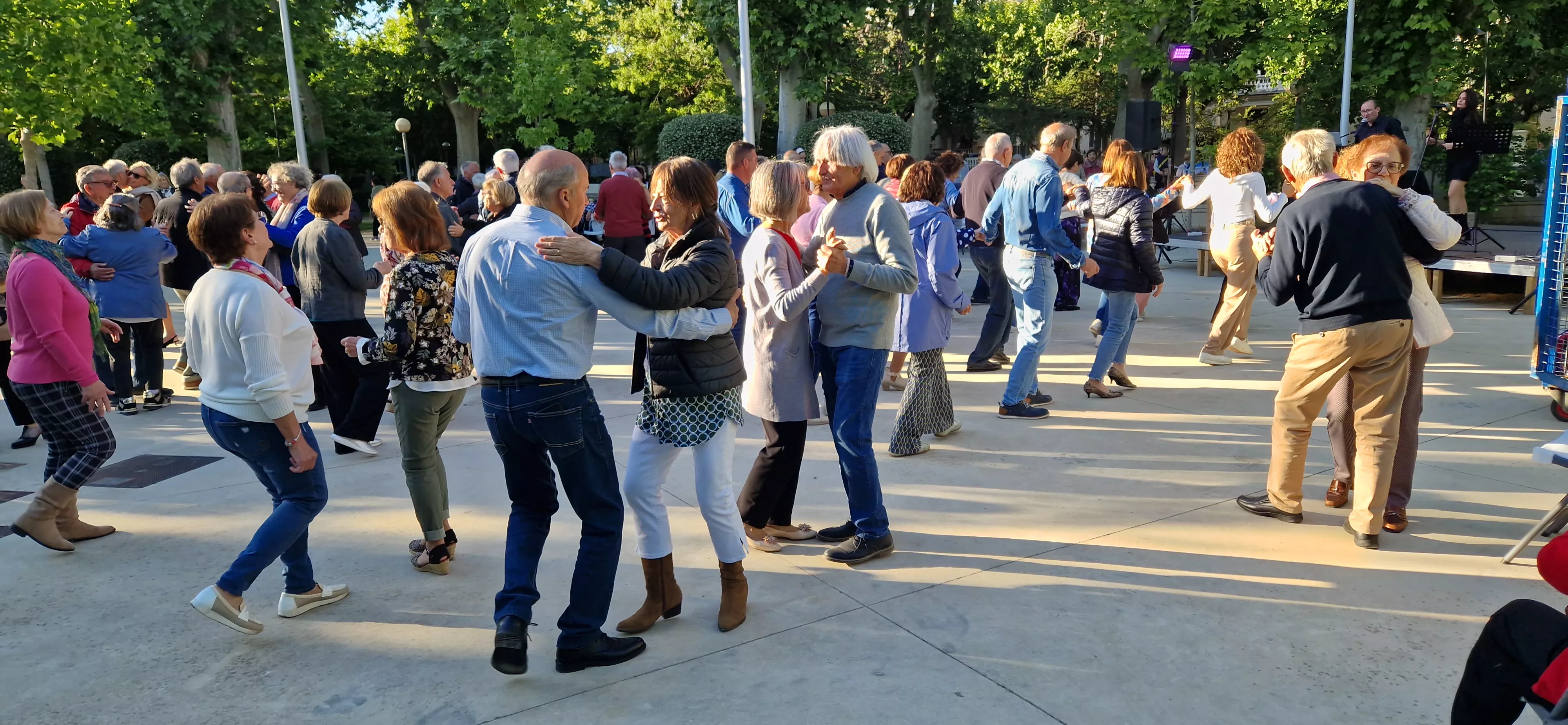 Primera sesión de  “Sácame a bailar: Jardín de Verano” 2026. Foto Myriam Martínez