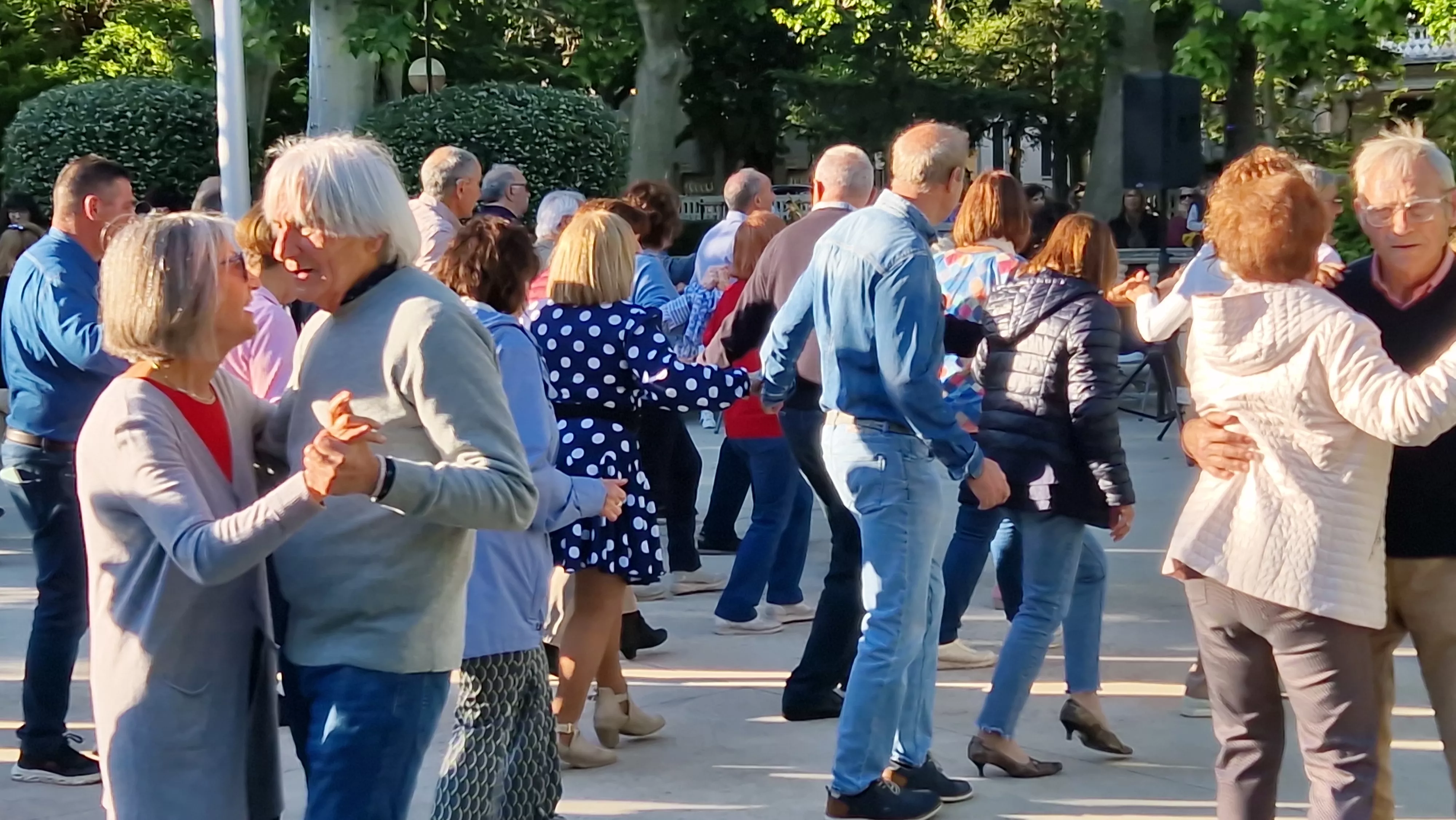 Primera sesión de  “Sácame a bailar: Jardín de Verano” 2026. Foto Myriam Martínez