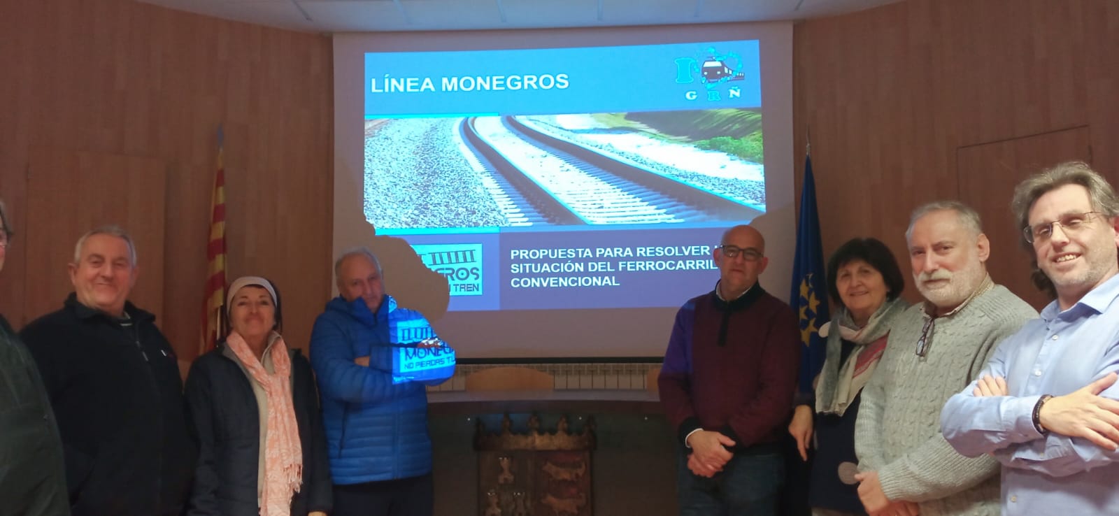 Participantes en la presentación de Grañén del jueves del plan con tres cercanías y un tren regional Exprés