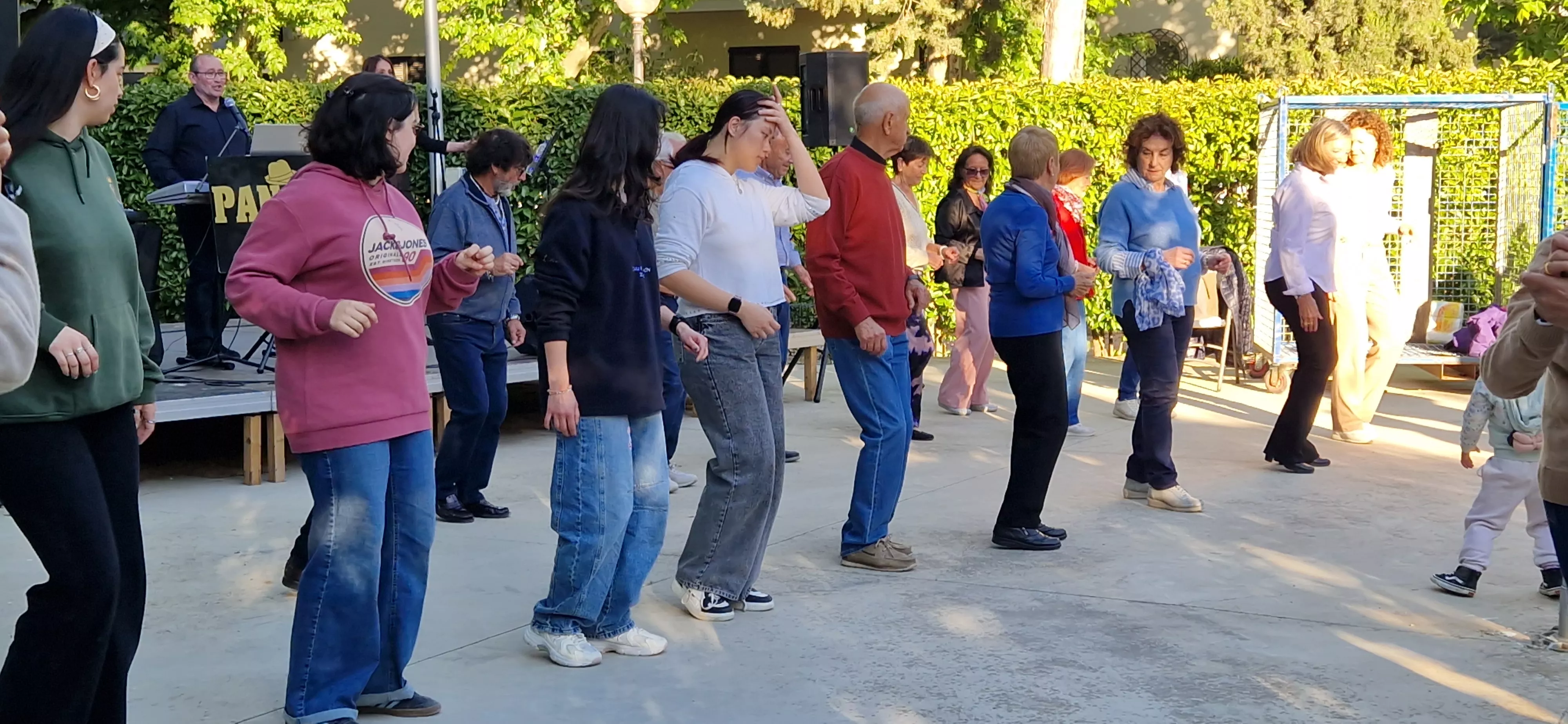 Primera sesión de  “Sácame a bailar: Jardín de Verano” 2026. Foto Myriam Martínez