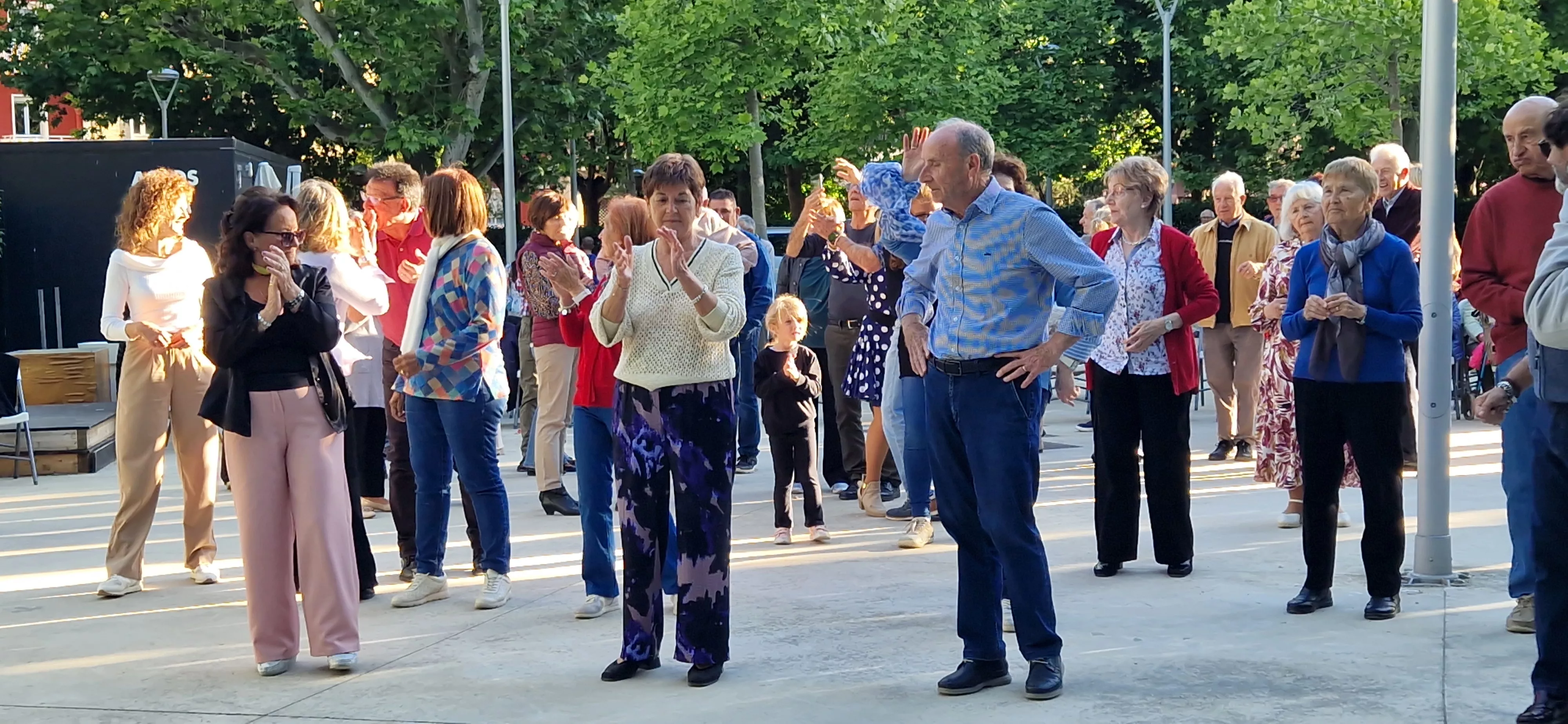 Primera sesión de  “Sácame a bailar: Jardín de Verano” 2026. Foto Myriam Martínez
