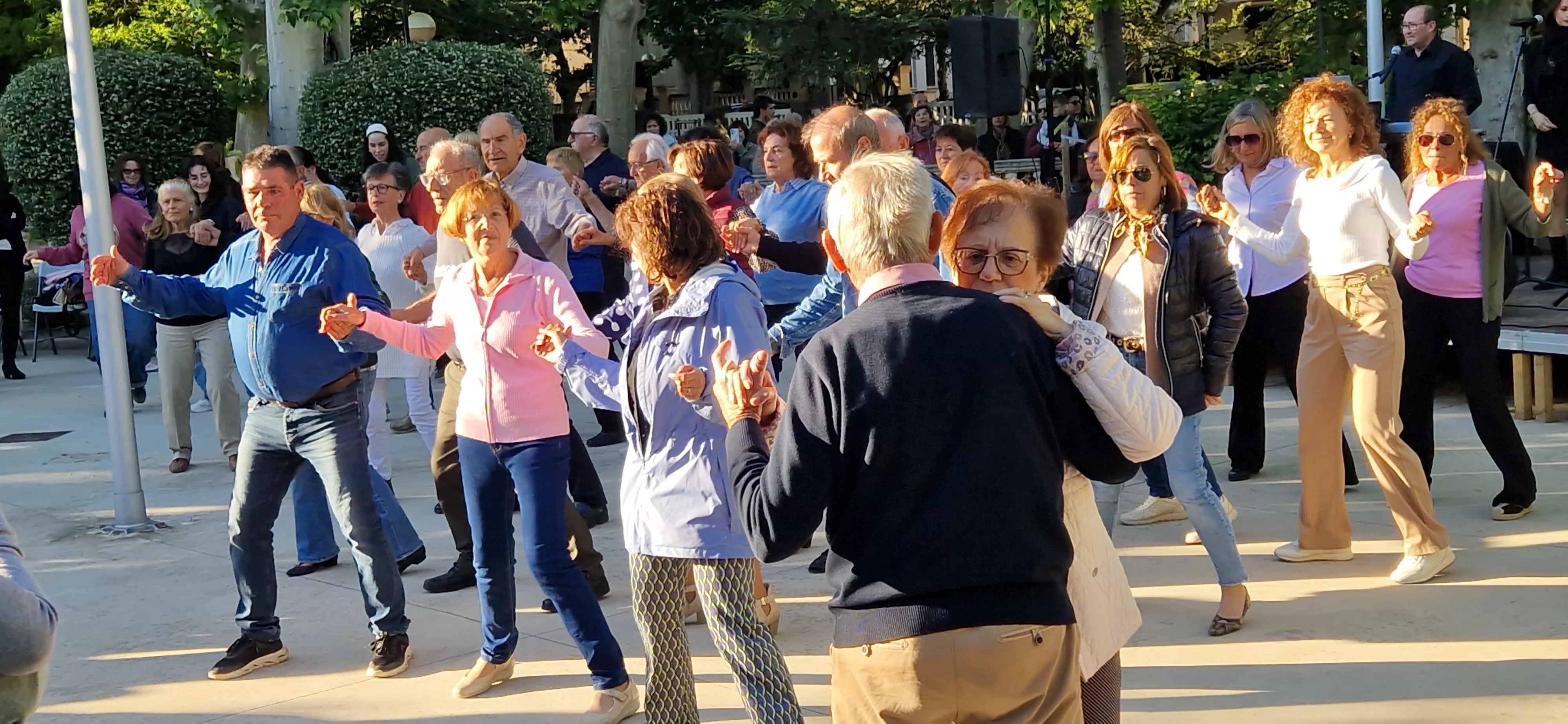 Primera sesión de  “Sácame a bailar: Jardín de Verano” 2026. Foto Myriam Martínez
