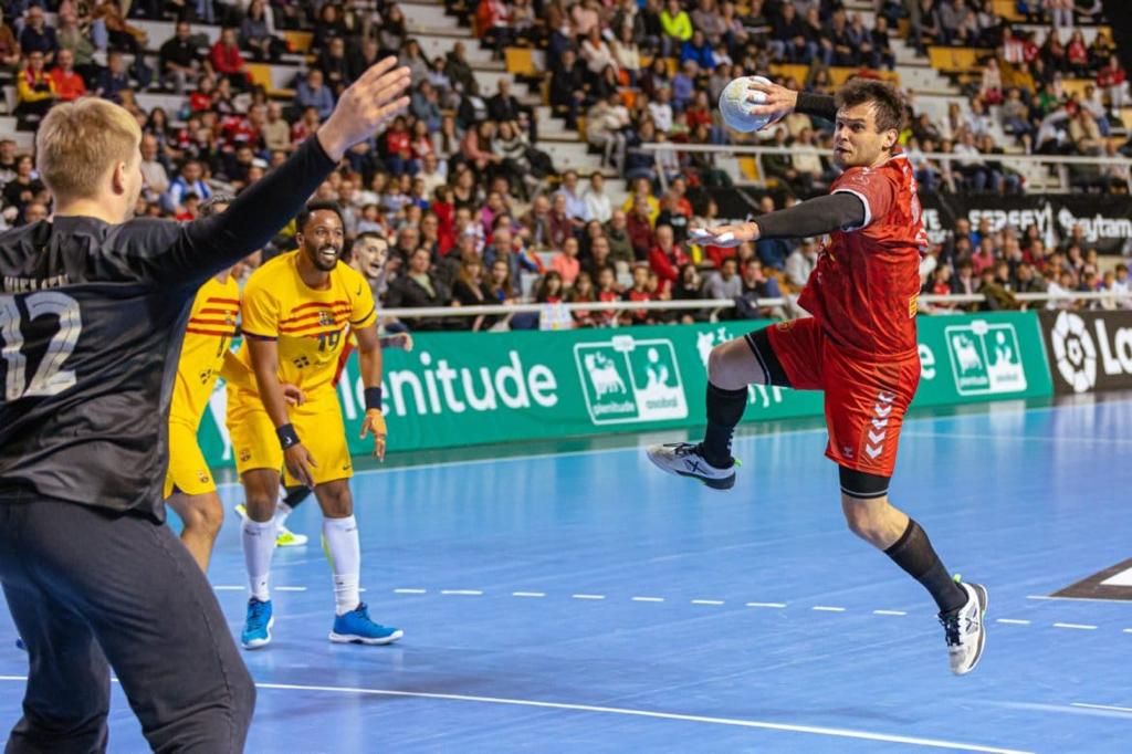 Rodrigo Benites, jugador del Bada Huesca, lanza contra Nielsen, portero del Barça. Foto: Andrey Sapizhak
