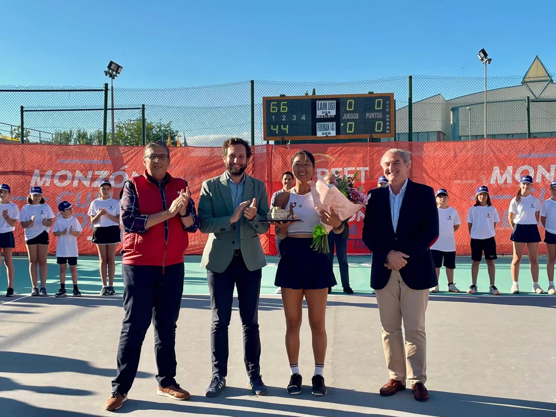 La campeona, Shannon Lam con las autoridades.