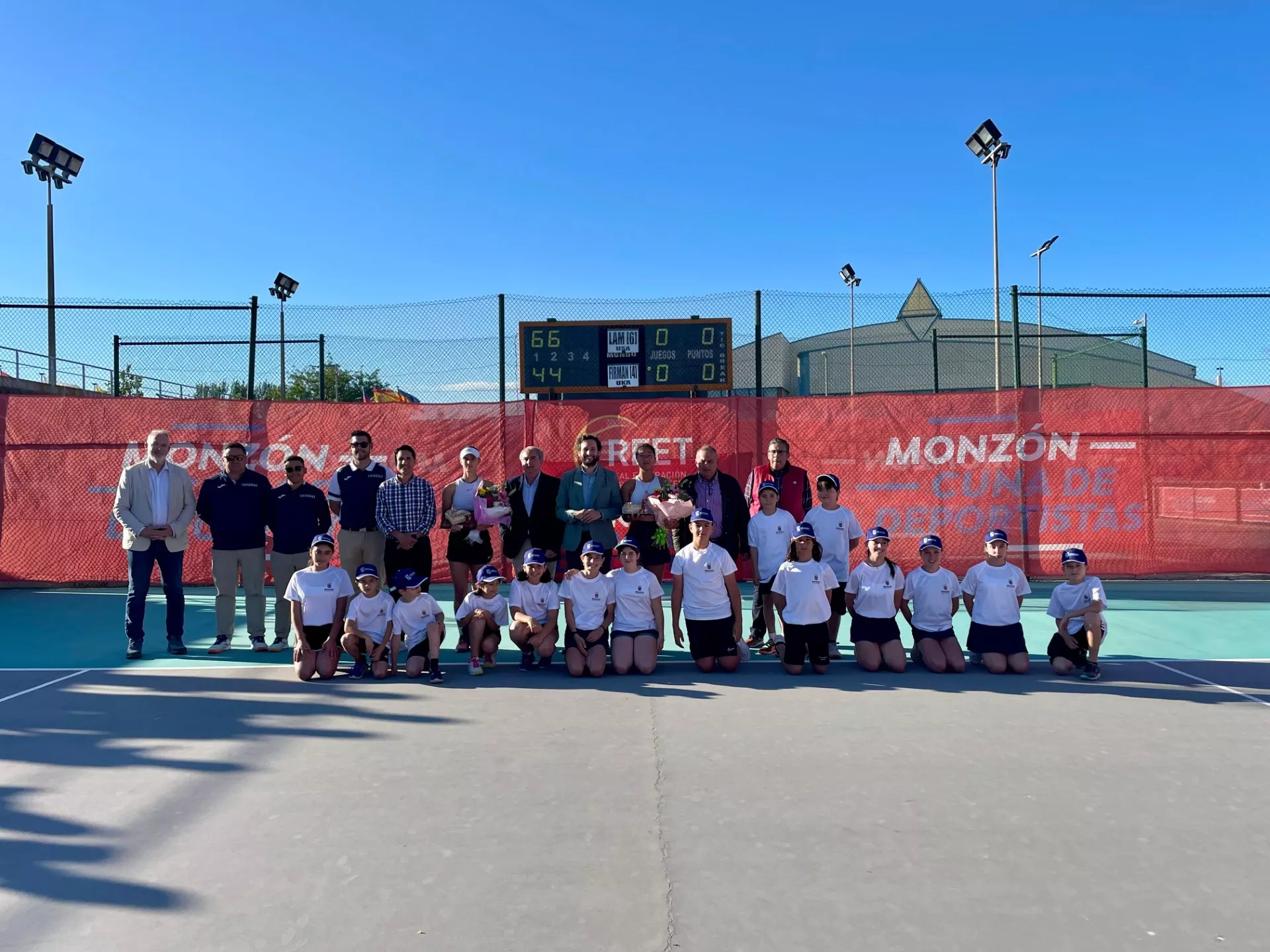 La tradicional foto de familia al final del torneo. La tradicional foto de familia al final del torneo.