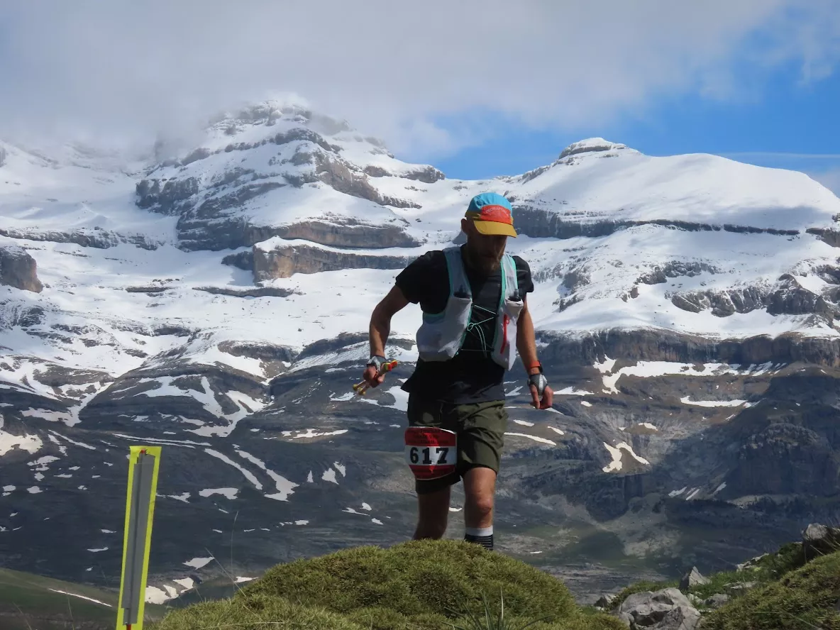 Tom Woodhouse con el fantástico paisaje nevado del recorrido. Foto: Ramón Ferrer/Monrasin