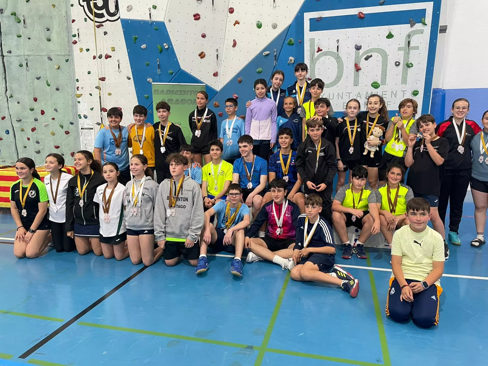 Foto de familia de los medallistas en Binéfar.