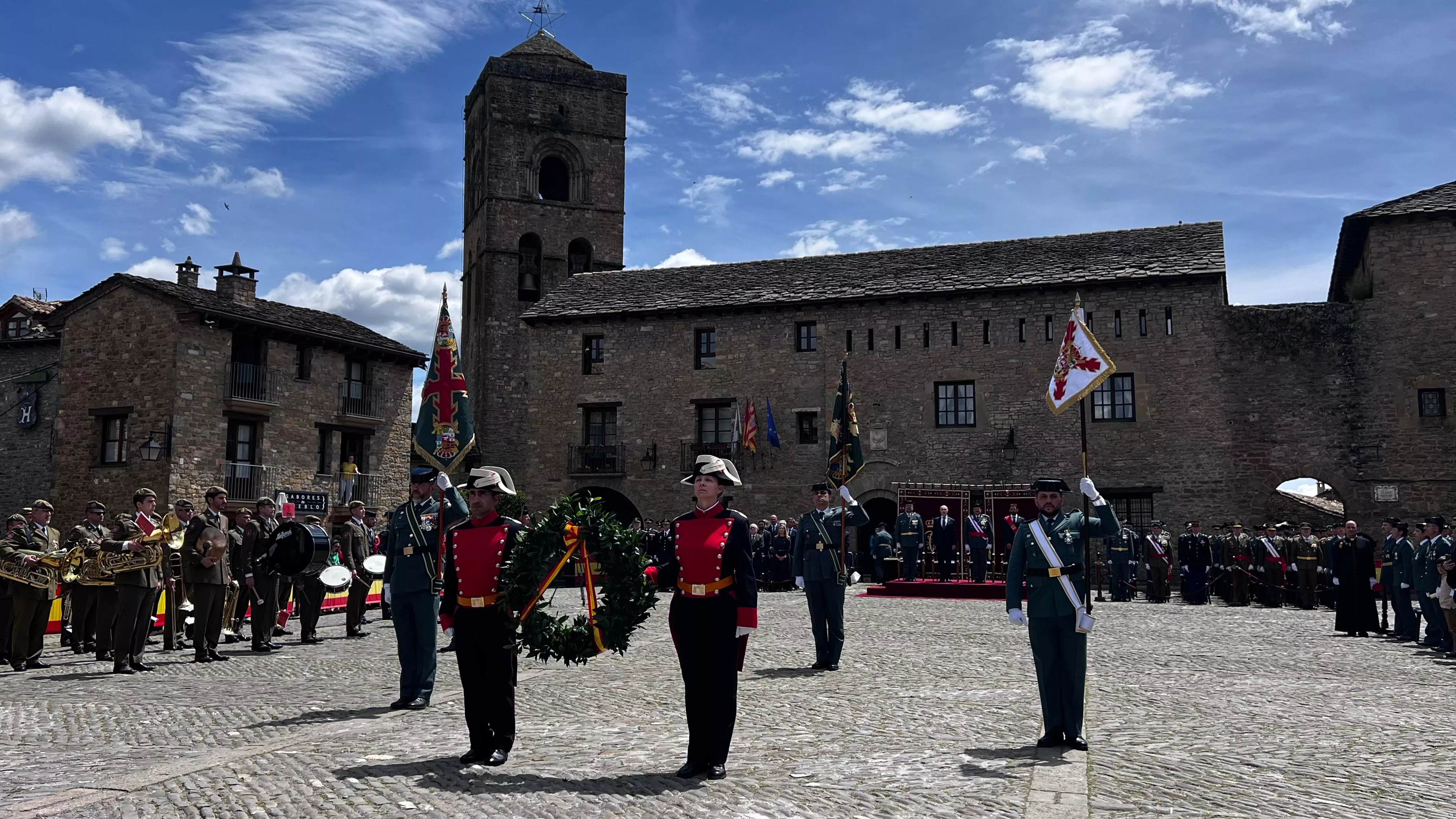 Homenaje a la Guardia Civil en Aínsa en el 182 aniversario de su fundación en Aragón.