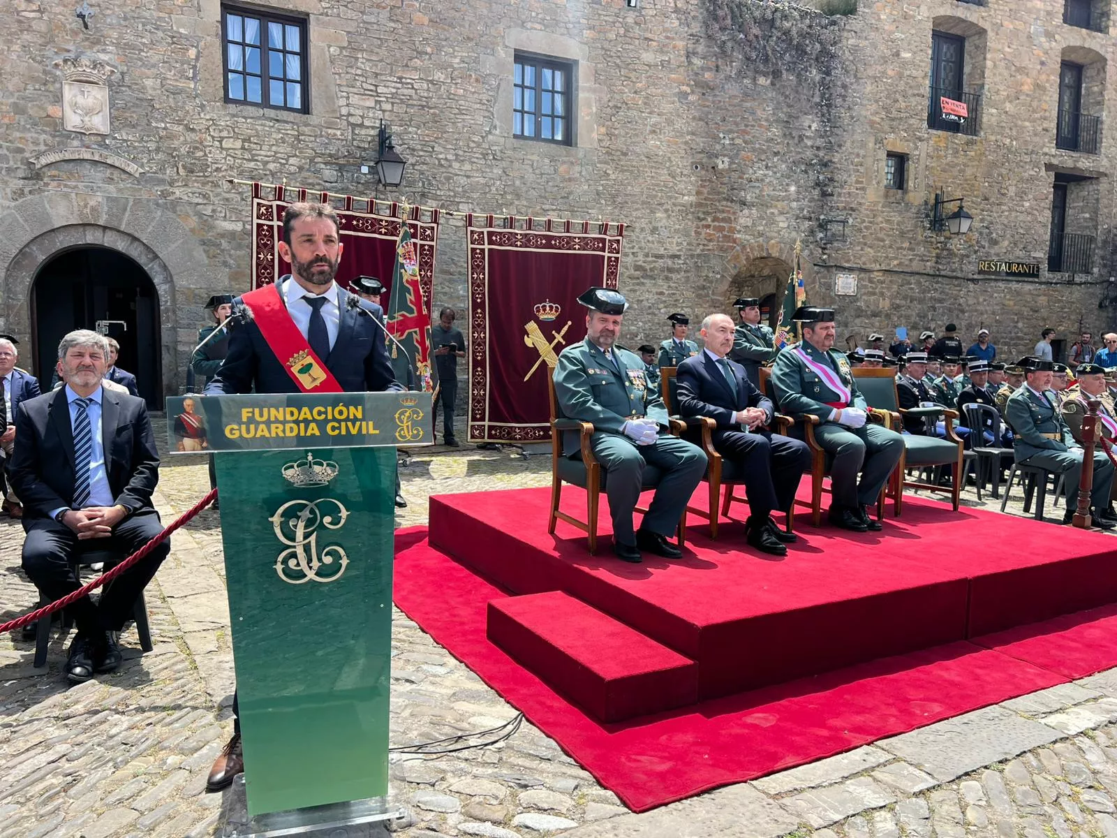 Homenaje a la Guardia Civil en Aínsa en el 182 aniversario de su fundación en Aragón.